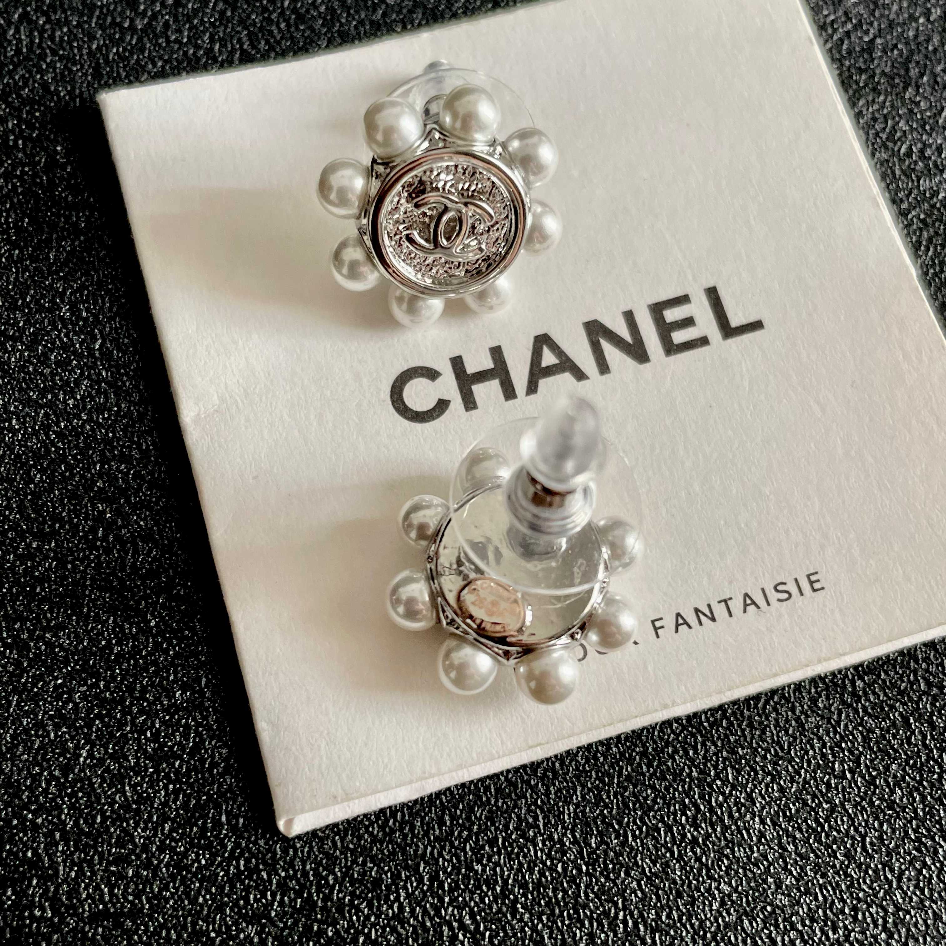 CHANEL 26S DOUBLE C LOGO PEARL TRIM ROUND STUD EARRINGS IN SILVER METAL 631020