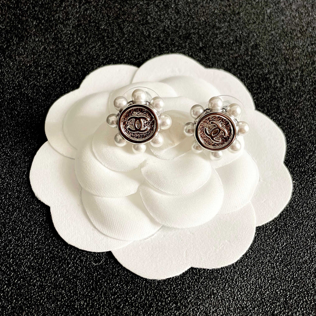 CHANEL 26S DOUBLE C LOGO PEARL TRIM ROUND STUD EARRINGS IN SILVER METAL 631020