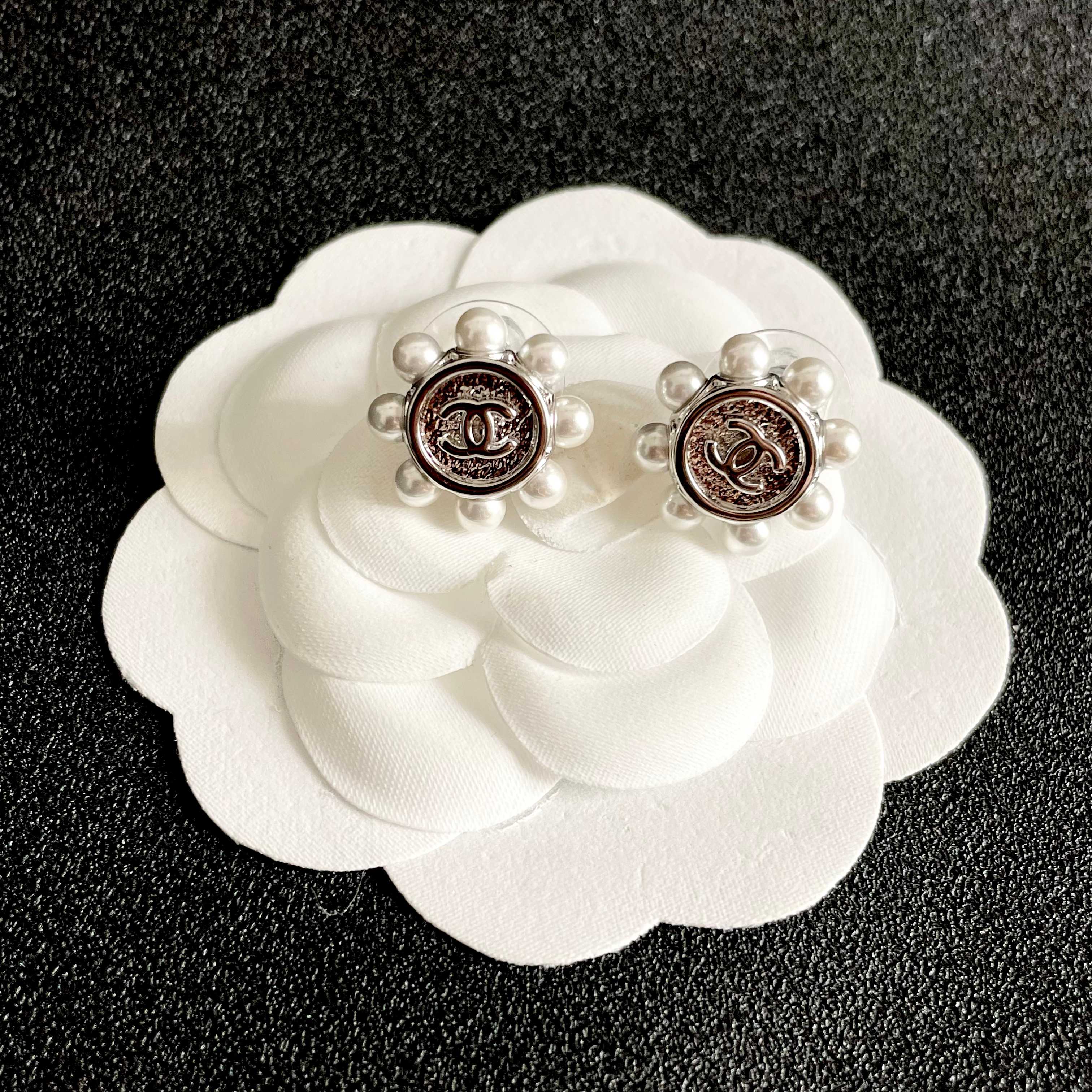 CHANEL 26S DOUBLE C LOGO PEARL TRIM ROUND STUD EARRINGS IN SILVER METAL 631020