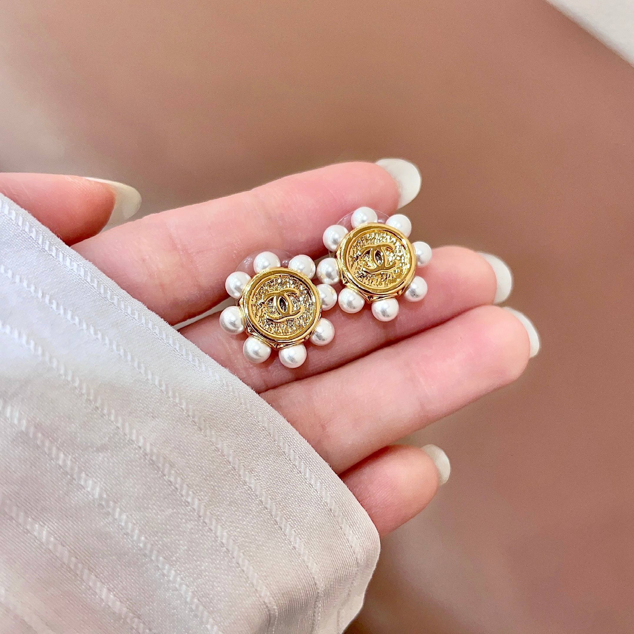 CHANEL 26S DOUBLE C LOGO PEARL TRIM ROUND STUD EARRINGS IN GOLD METAL 631021