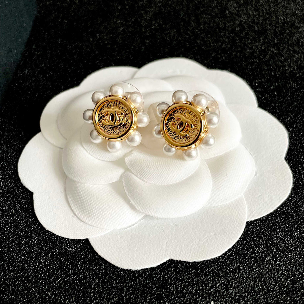 CHANEL 26S DOUBLE C LOGO PEARL TRIM ROUND STUD EARRINGS IN GOLD METAL 631021