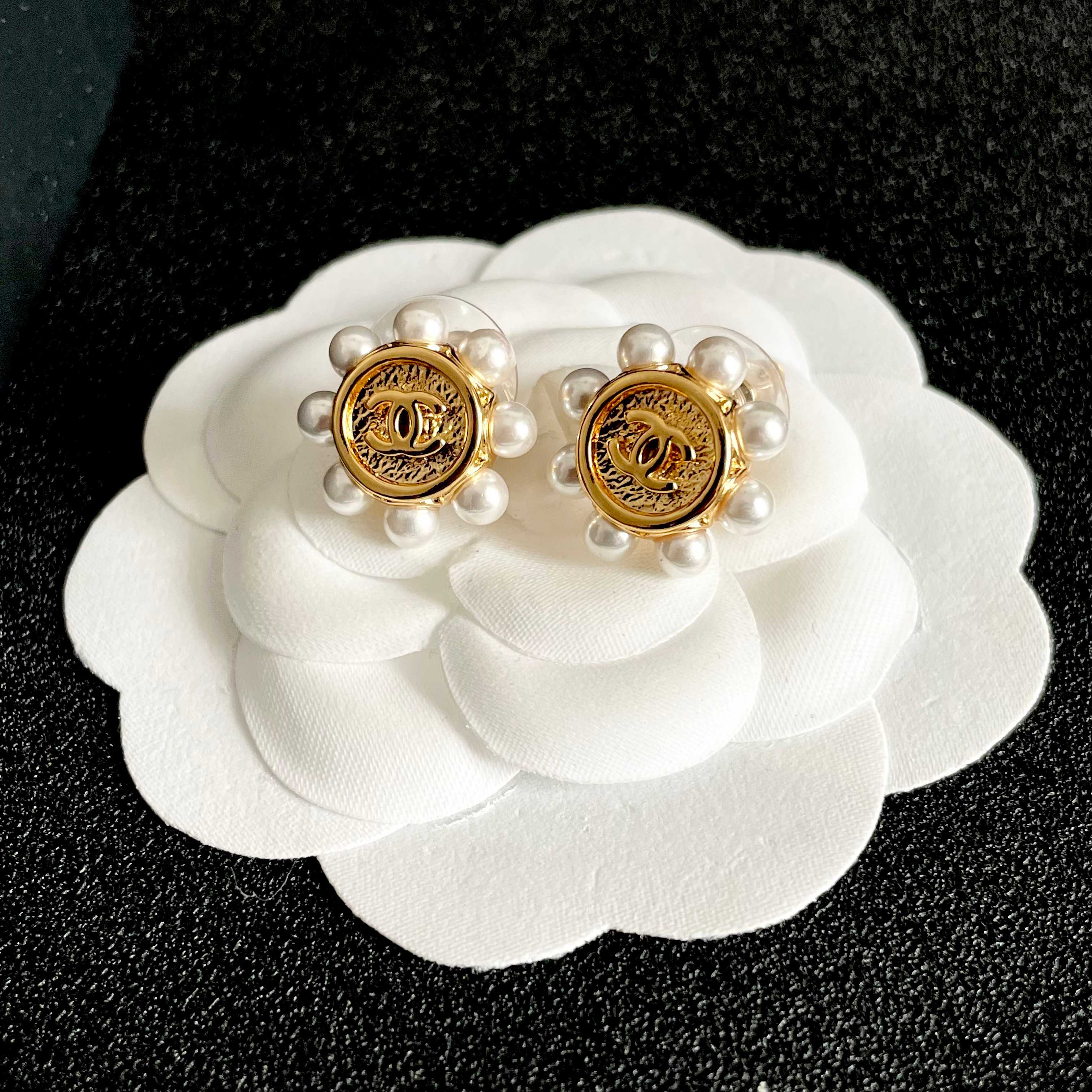CHANEL 26S DOUBLE C LOGO PEARL TRIM ROUND STUD EARRINGS IN GOLD METAL 631021