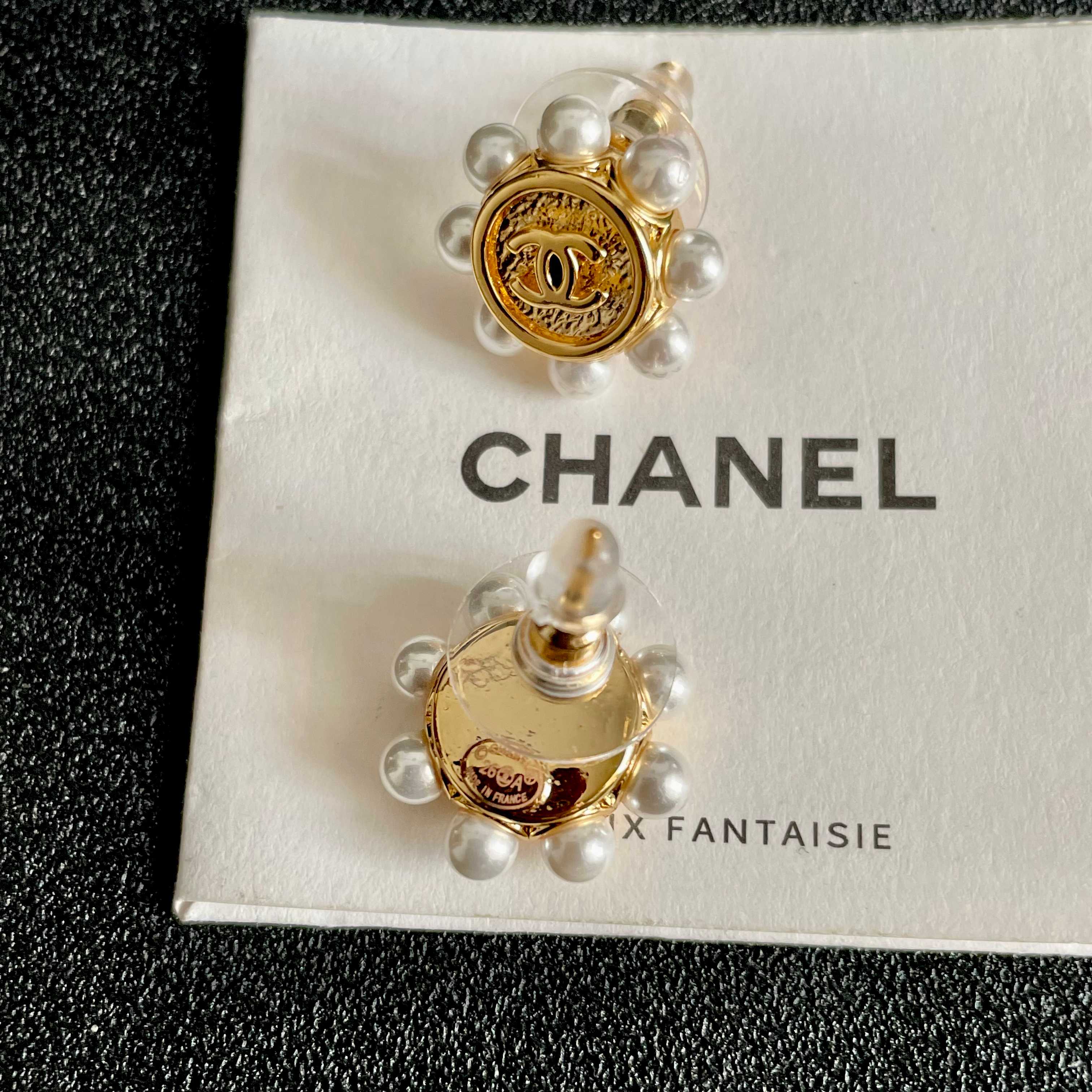 CHANEL 26S DOUBLE C LOGO PEARL TRIM ROUND STUD EARRINGS IN GOLD METAL 631021