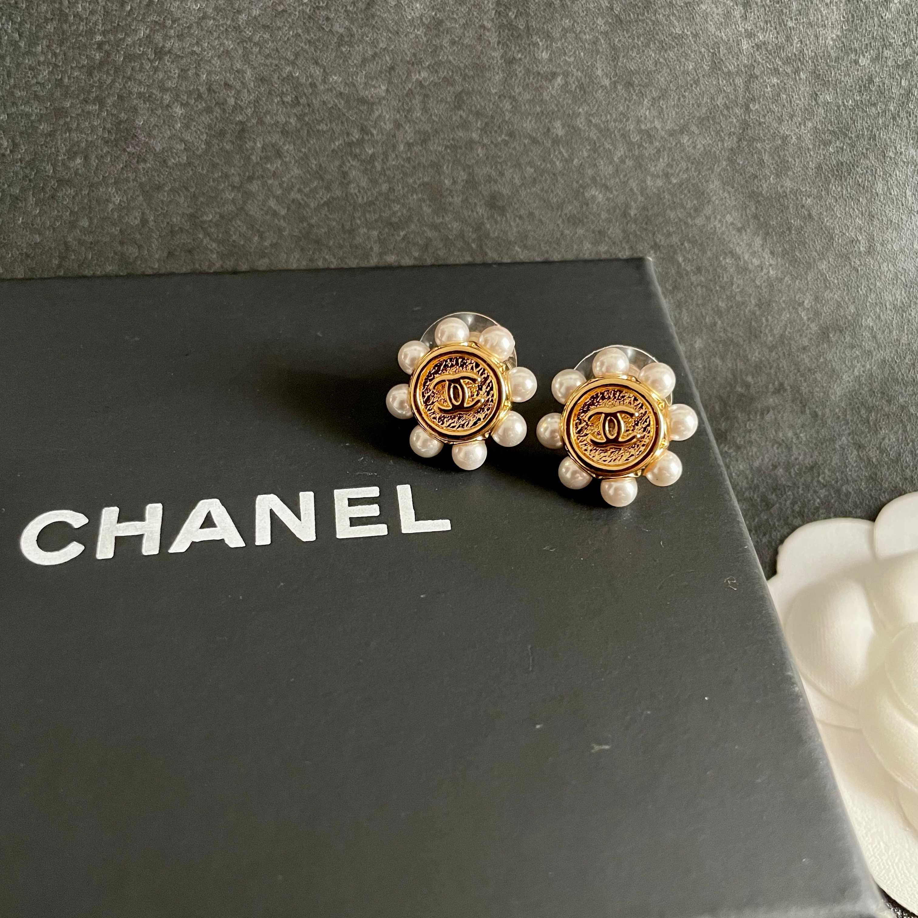 CHANEL 26S DOUBLE C LOGO PEARL TRIM ROUND STUD EARRINGS IN GOLD METAL 631021