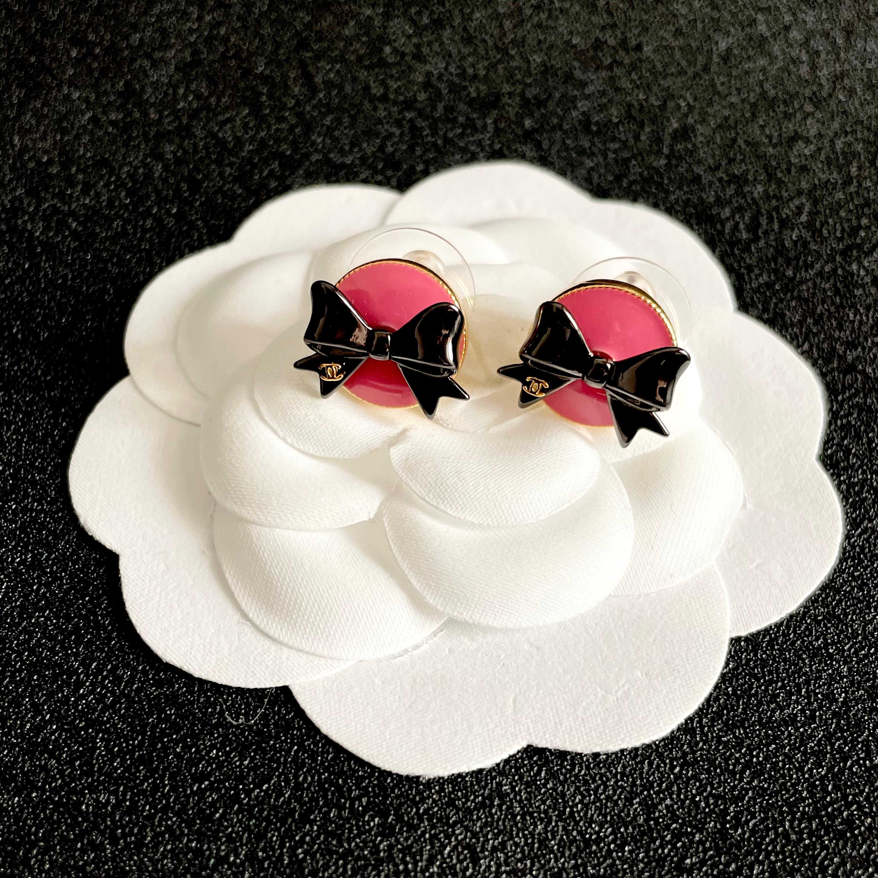 CHANEL 26S DOUBLE C LOGO BLACK BOW PINK ENAMEL ROUND STUD EARRINGS IN GOLD METAL 631023