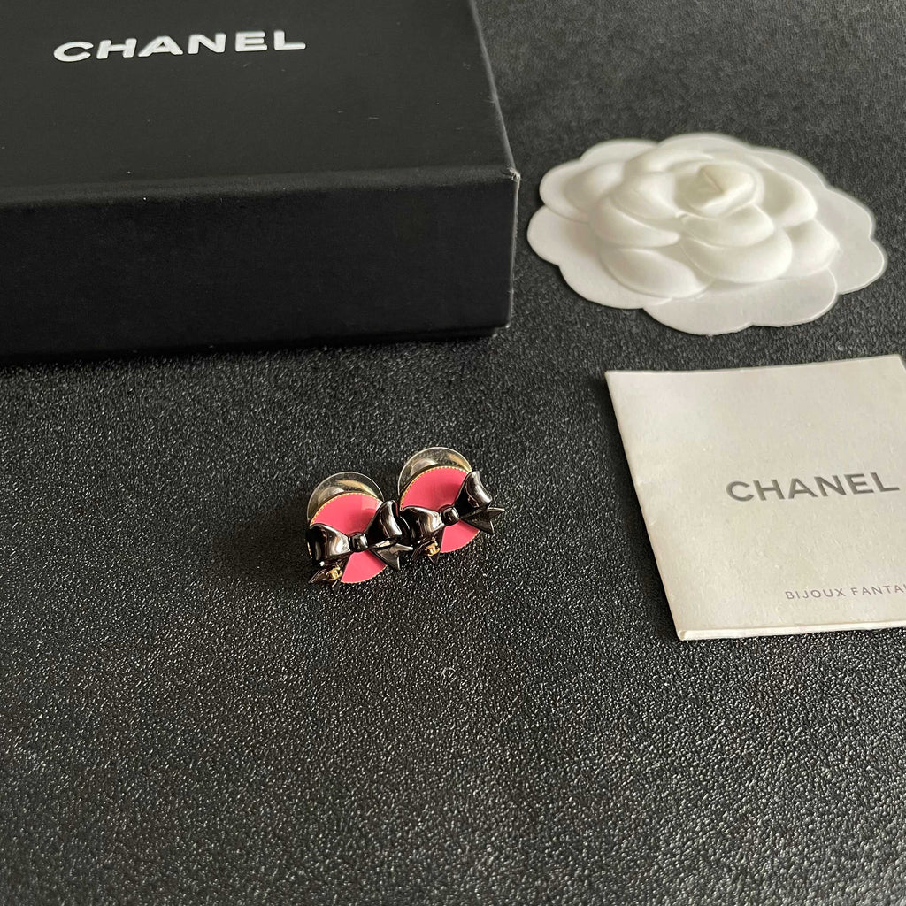 CHANEL 26S DOUBLE C LOGO BLACK BOW PINK ENAMEL ROUND STUD EARRINGS IN GOLD METAL 631023