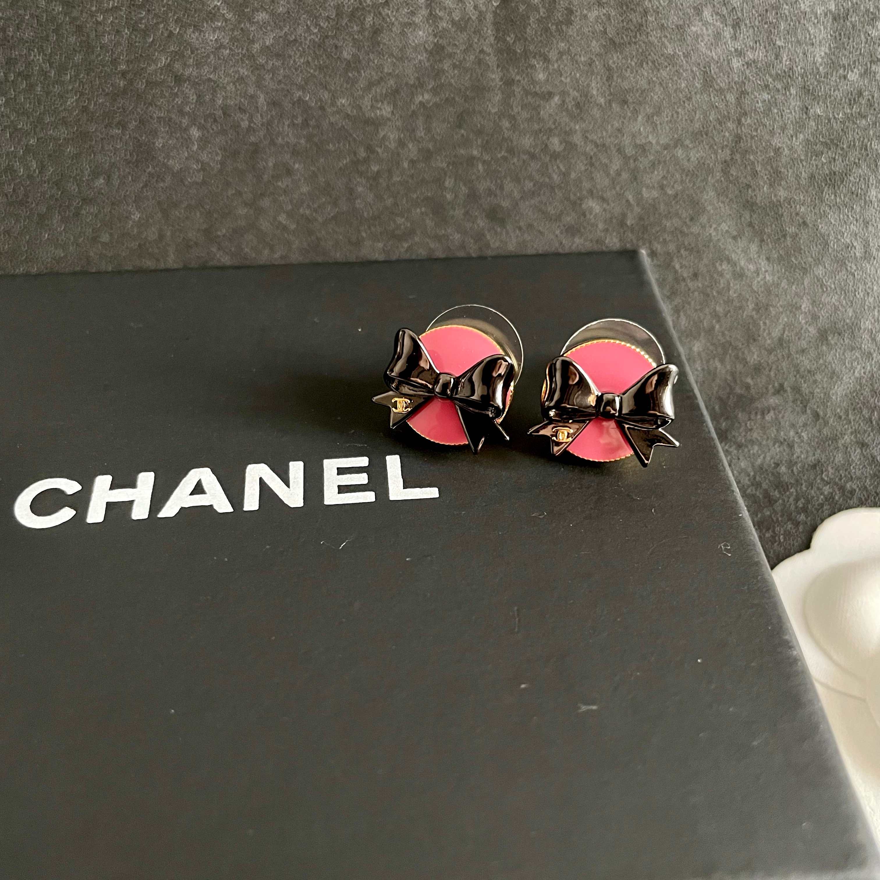 CHANEL 26S DOUBLE C LOGO BLACK BOW PINK ENAMEL ROUND STUD EARRINGS IN GOLD METAL 631023