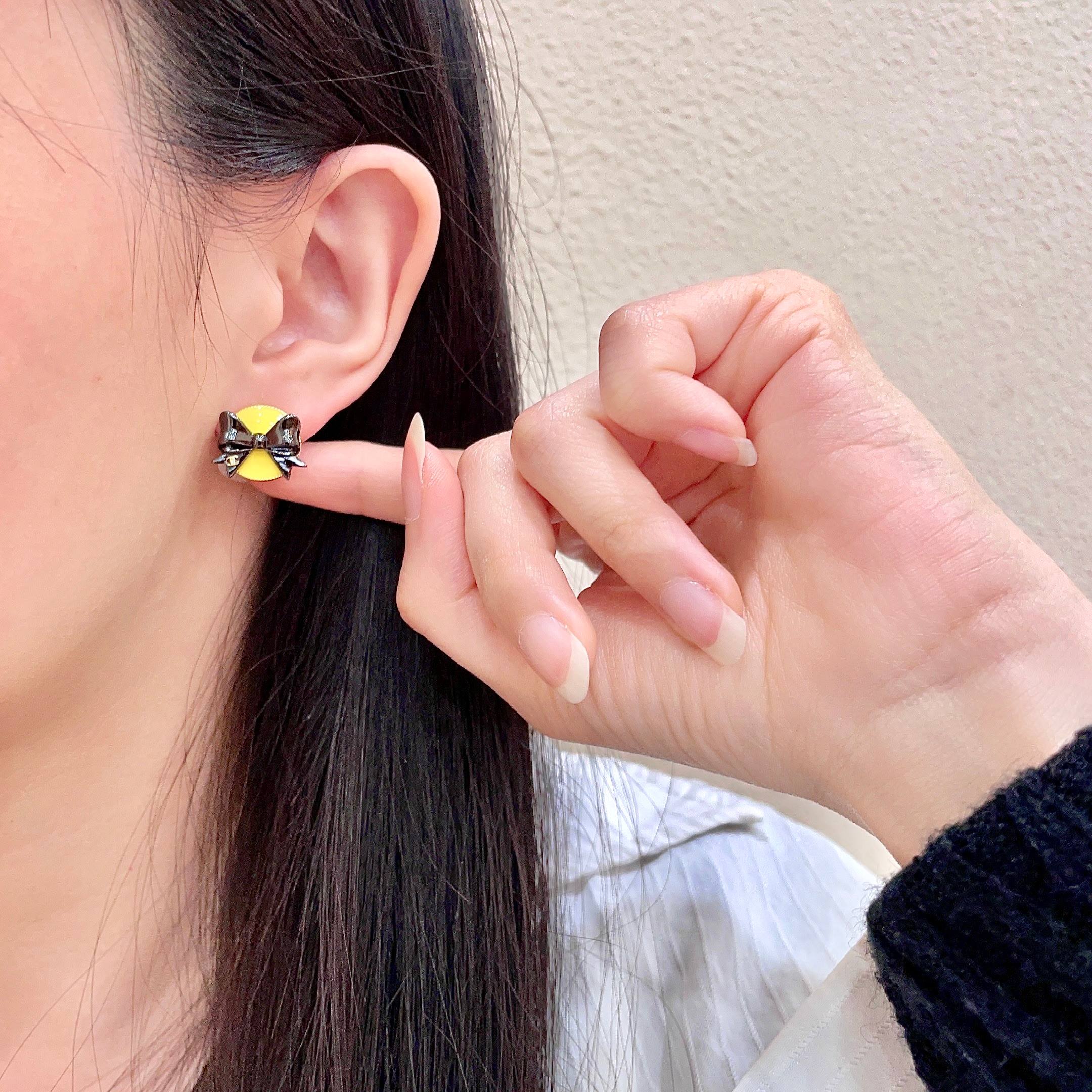 CHANEL 26S DOUBLE C LOGO BLACK BOW YELLOW ENAMEL ROUND STUD EARRINGS IN GOLD METAL 631024