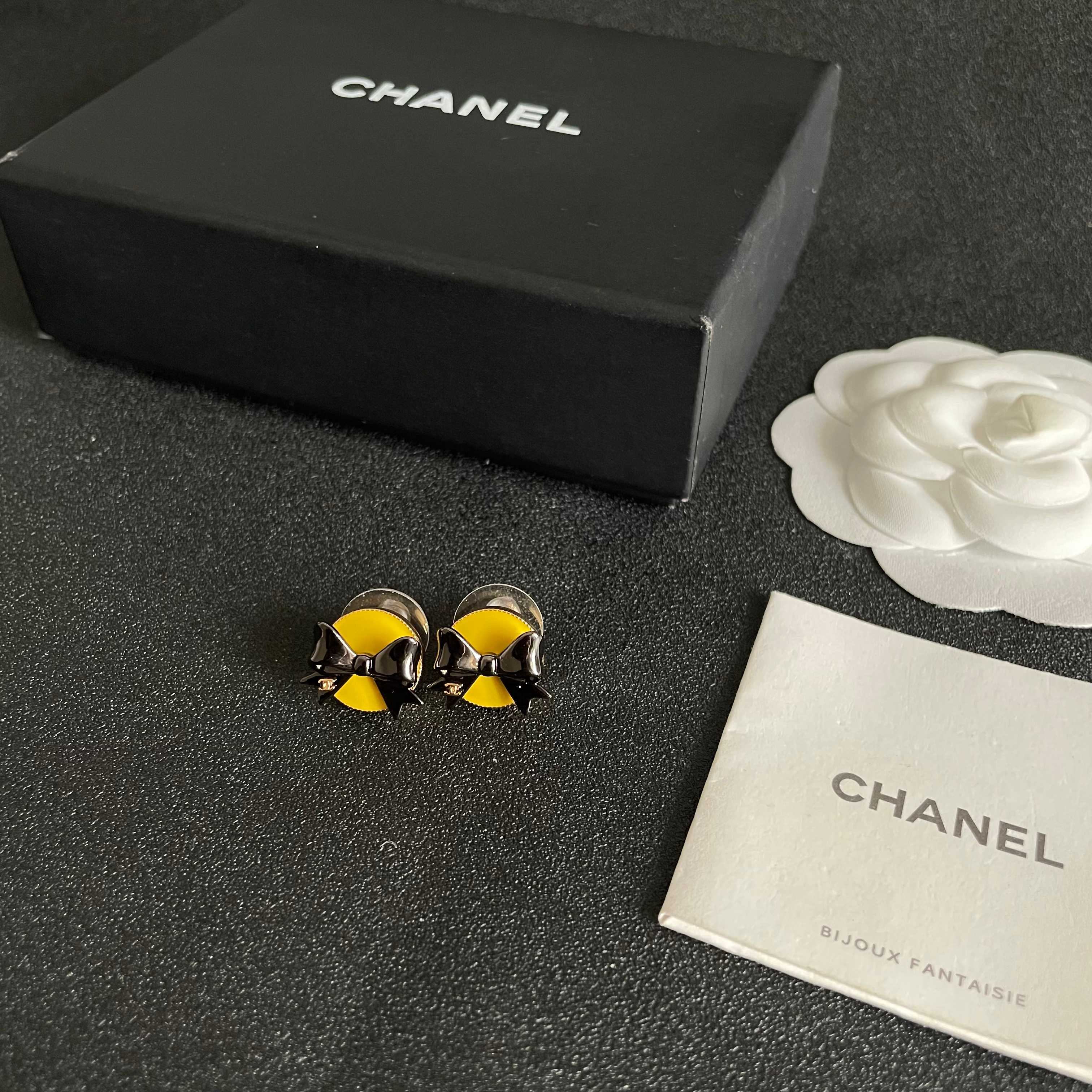 CHANEL 26S DOUBLE C LOGO BLACK BOW YELLOW ENAMEL ROUND STUD EARRINGS IN GOLD METAL 631024