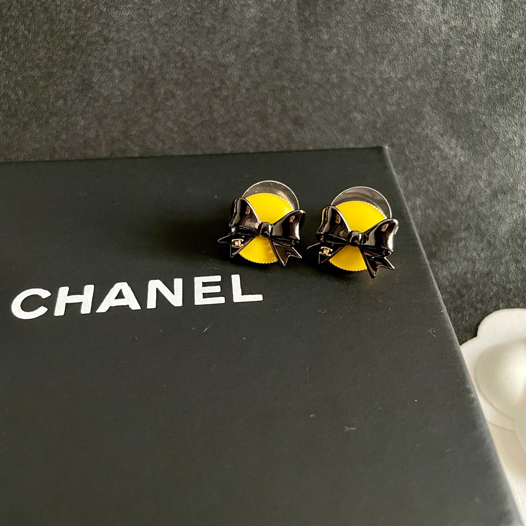 CHANEL 26S DOUBLE C LOGO BLACK BOW YELLOW ENAMEL ROUND STUD EARRINGS IN GOLD METAL 631024