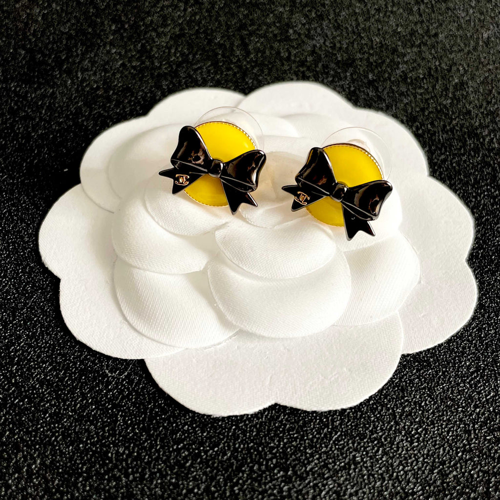 CHANEL 26S DOUBLE C LOGO BLACK BOW YELLOW ENAMEL ROUND STUD EARRINGS IN GOLD METAL 631024