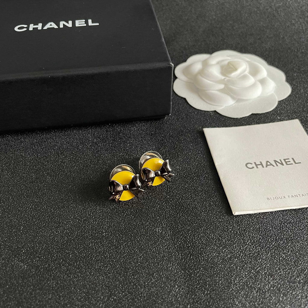 CHANEL 26S DOUBLE C LOGO BLACK BOW YELLOW ENAMEL ROUND STUD EARRINGS IN GOLD METAL 631024
