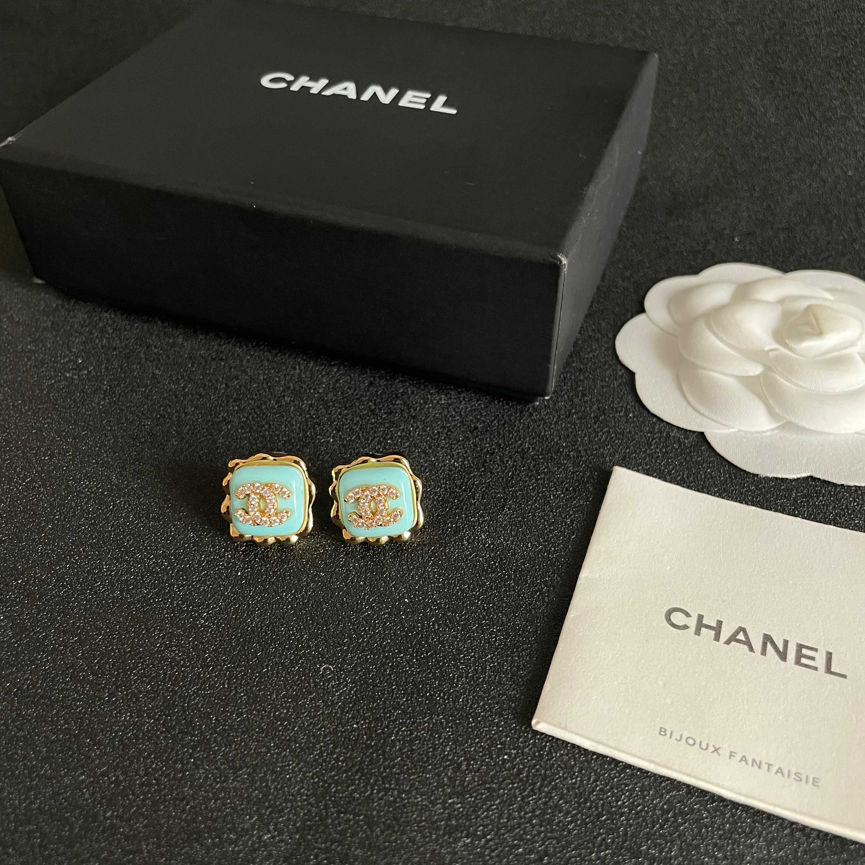 CHANEL 26S DOUBLE C LOGO MINT ENAMEL SQUARE STUD EARRINGS WITH CRYSTAL DETAIL IN GOLD METAL 631028