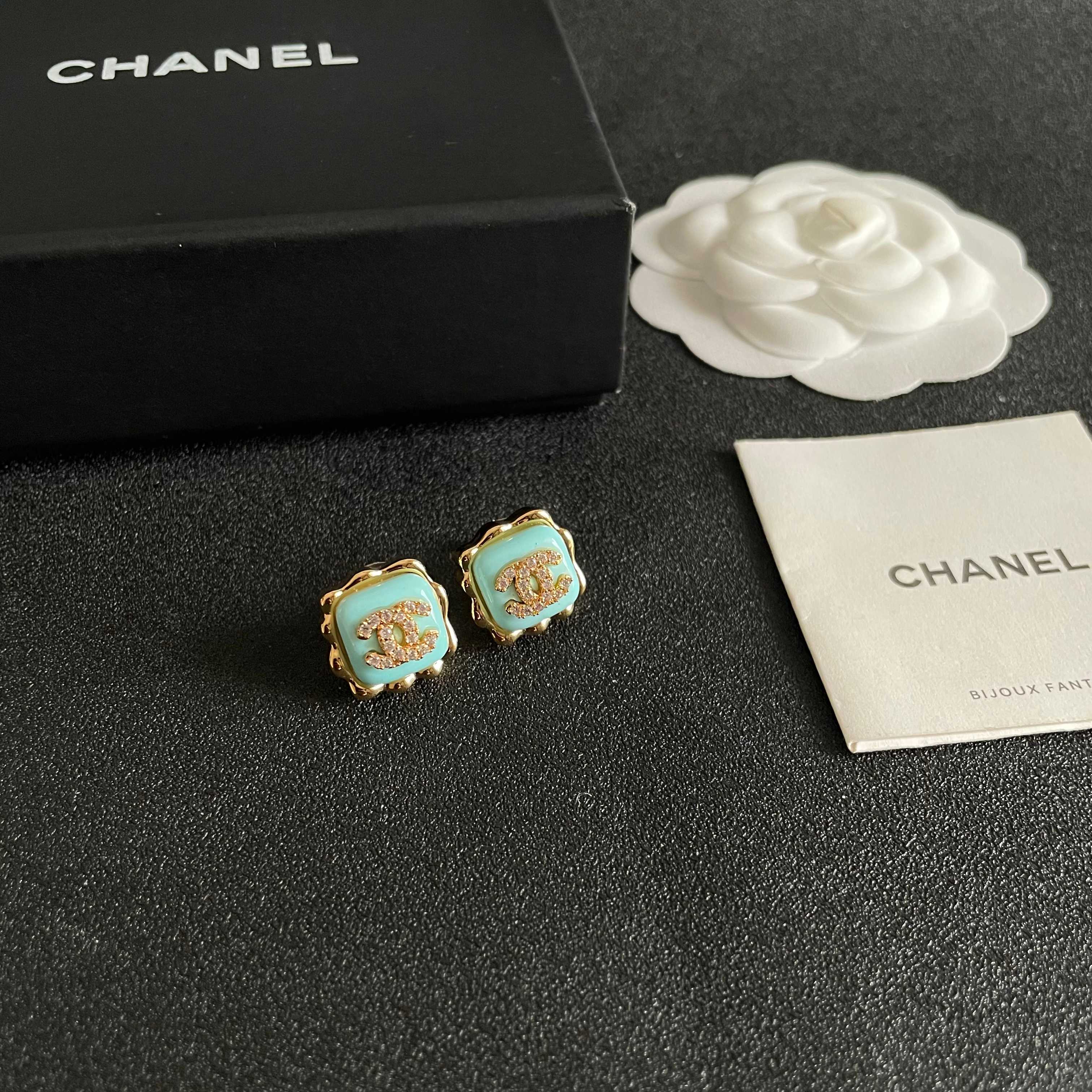 CHANEL 26S DOUBLE C LOGO MINT ENAMEL SQUARE STUD EARRINGS WITH CRYSTAL DETAIL IN GOLD METAL 631028