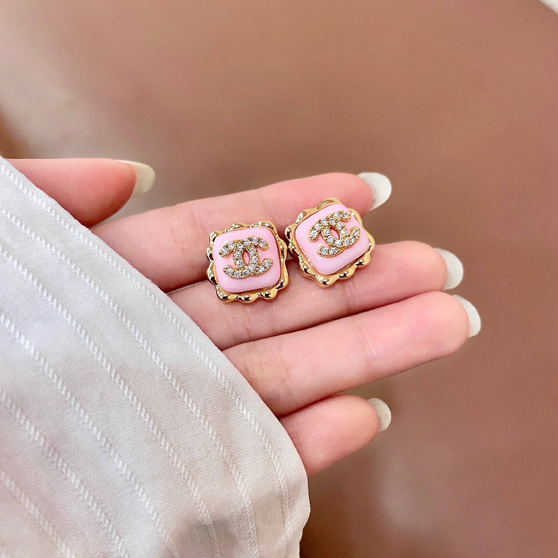CHANEL 26S DOUBLE C LOGO PINK ENAMEL SQUARE STUD EARRINGS WITH CRYSTAL DETAIL IN GOLD METAL 631027
