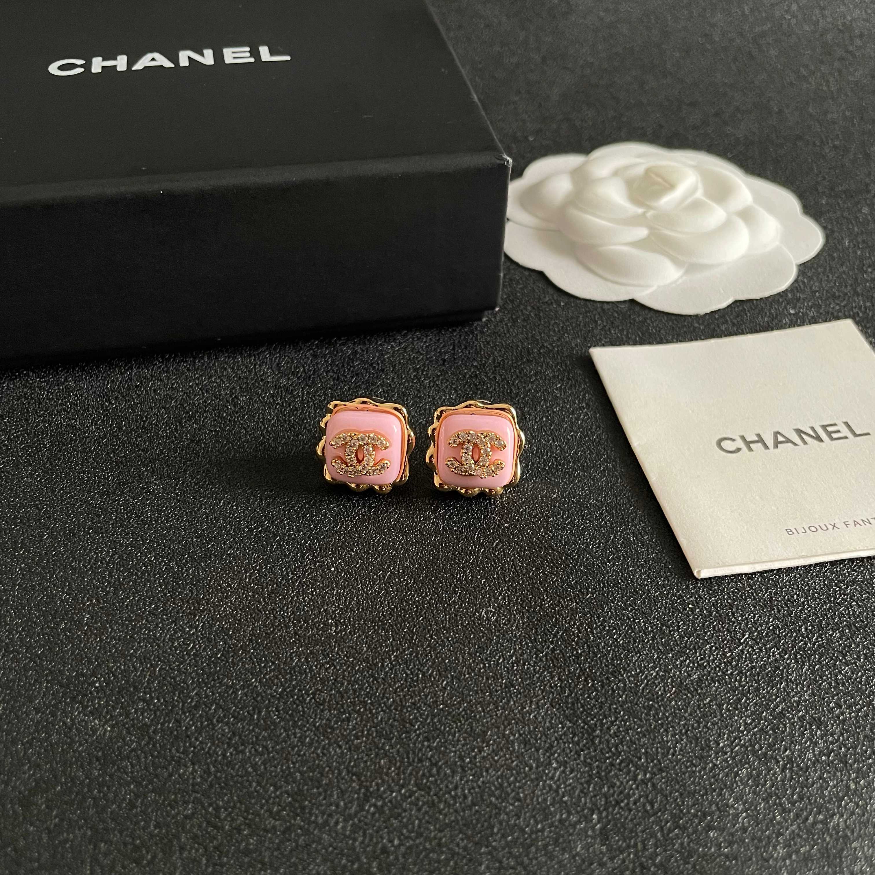 CHANEL 26S DOUBLE C LOGO PINK ENAMEL SQUARE STUD EARRINGS WITH CRYSTAL DETAIL IN GOLD METAL 631027