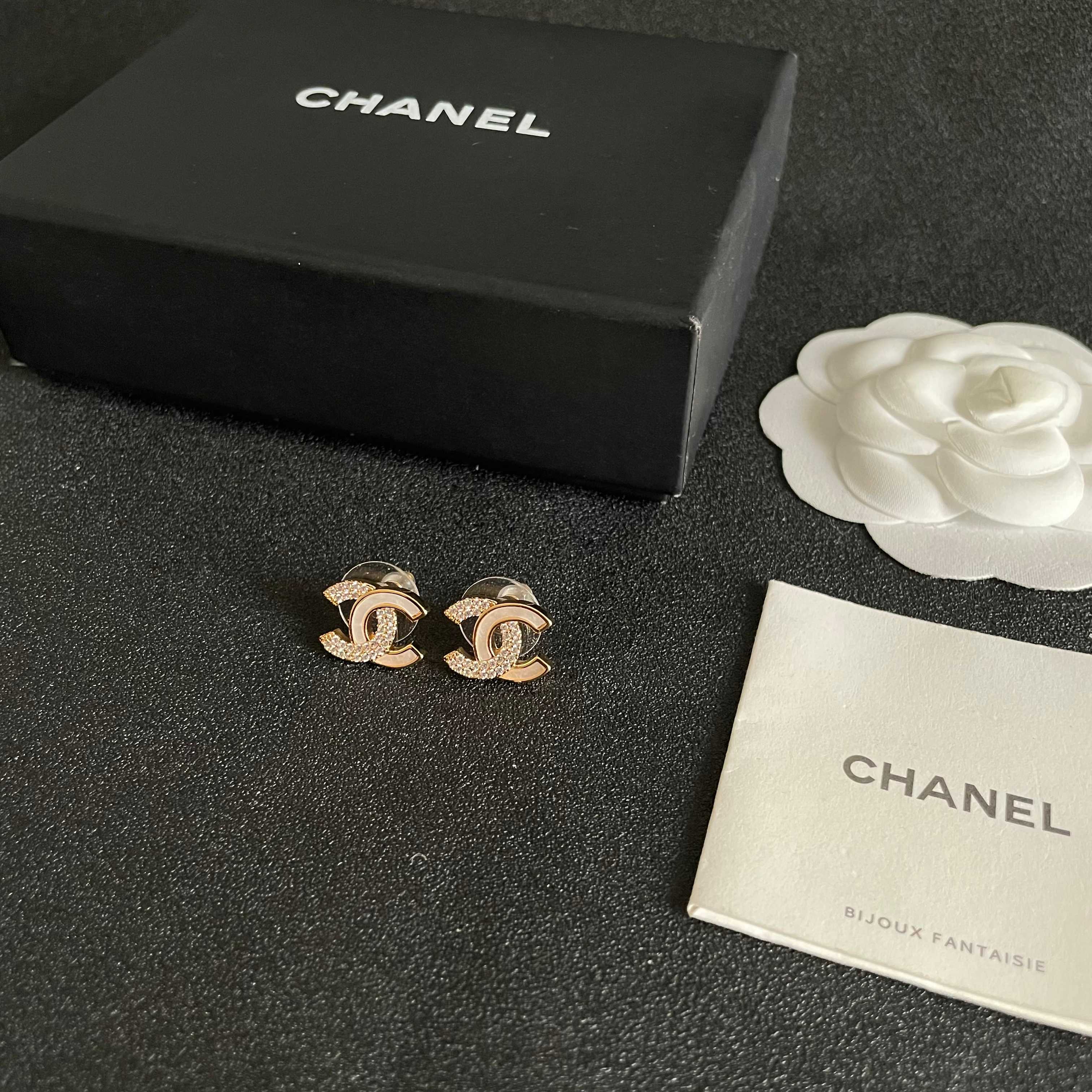 CHANEL 26S DOUBLE C LOGO IVORY ENAMEL & CRYSTAL ROUND STUD EARRINGS IN GOLD METAL 631029