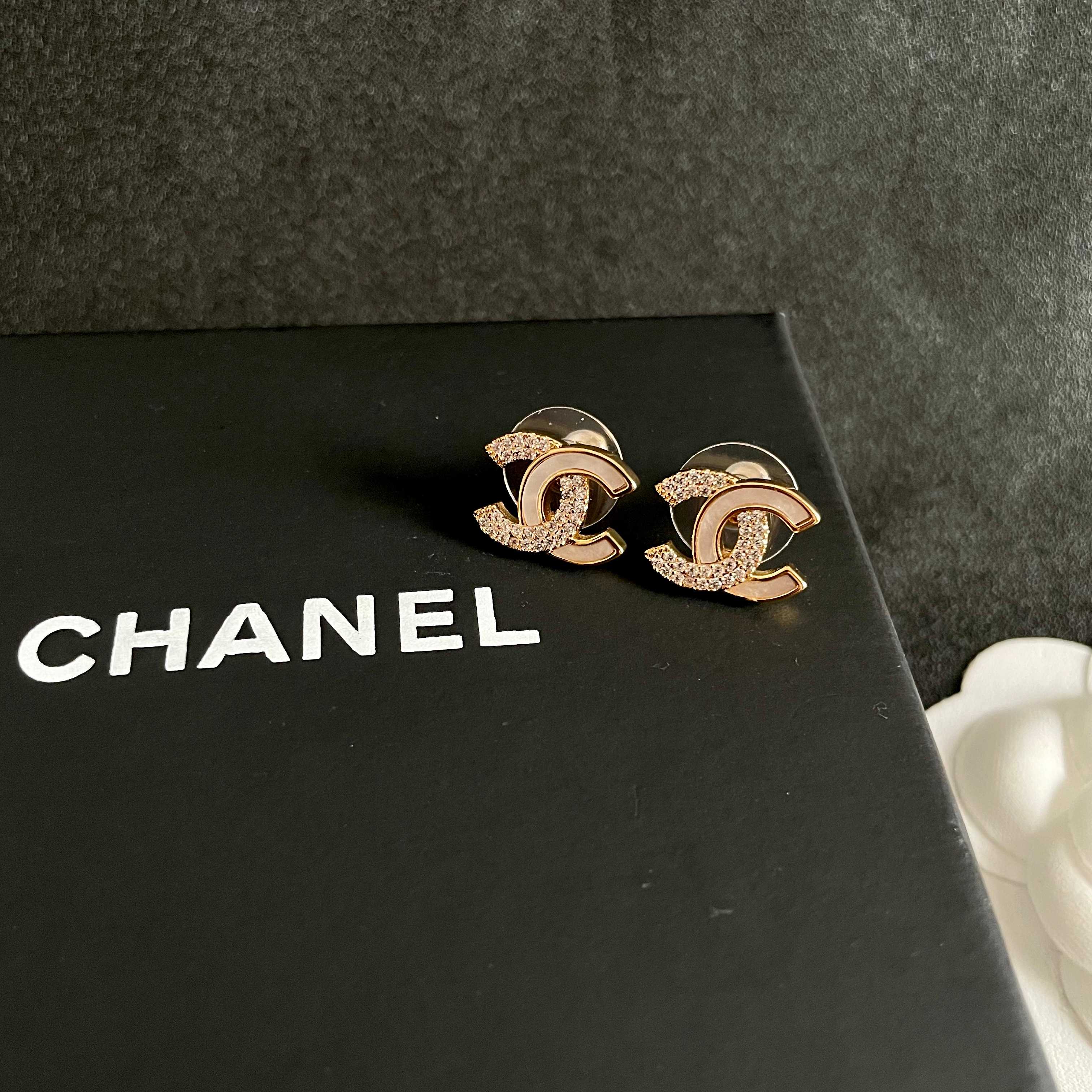 CHANEL 26S DOUBLE C LOGO IVORY ENAMEL & CRYSTAL ROUND STUD EARRINGS IN GOLD METAL 631029