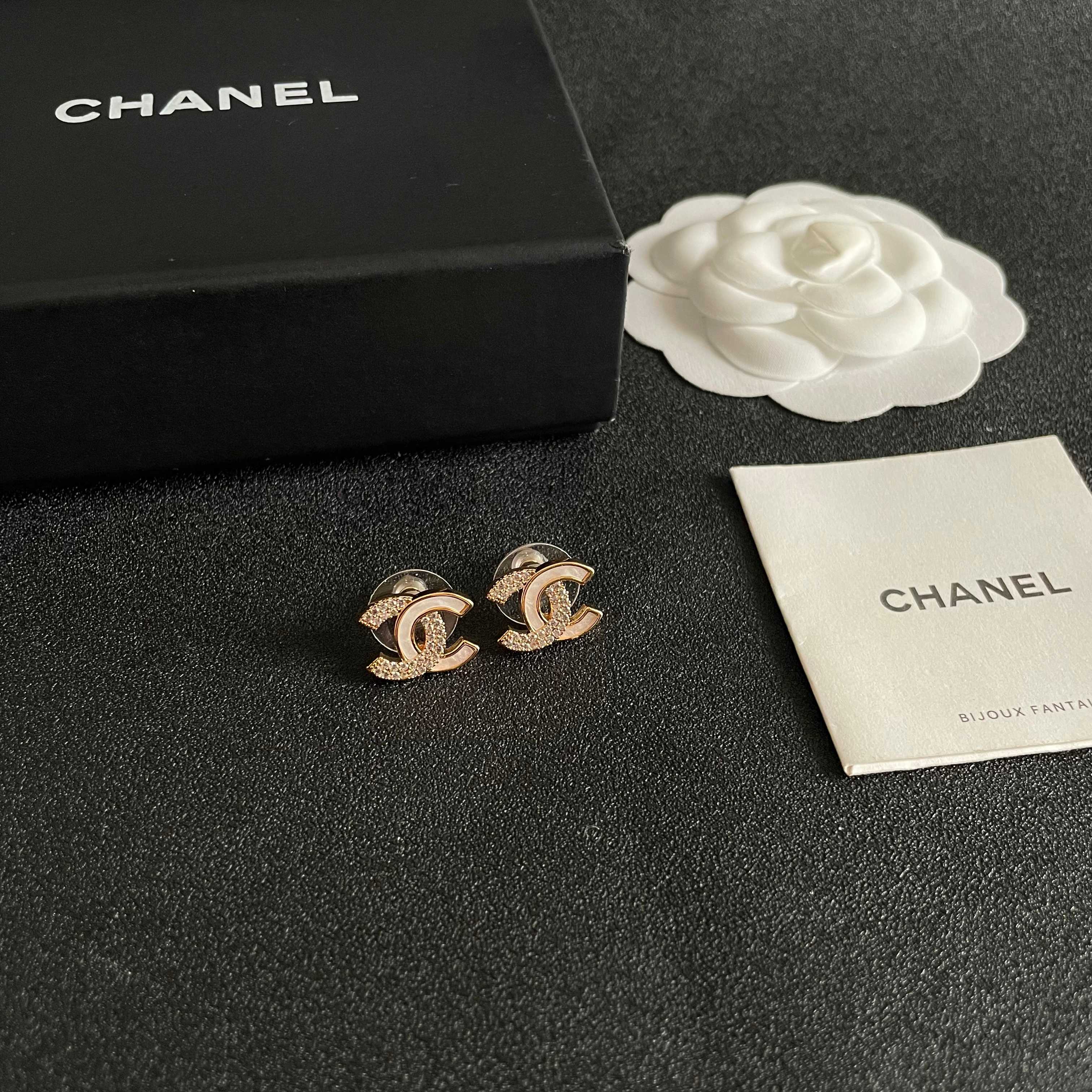 CHANEL 26S DOUBLE C LOGO IVORY ENAMEL & CRYSTAL ROUND STUD EARRINGS IN GOLD METAL 631029