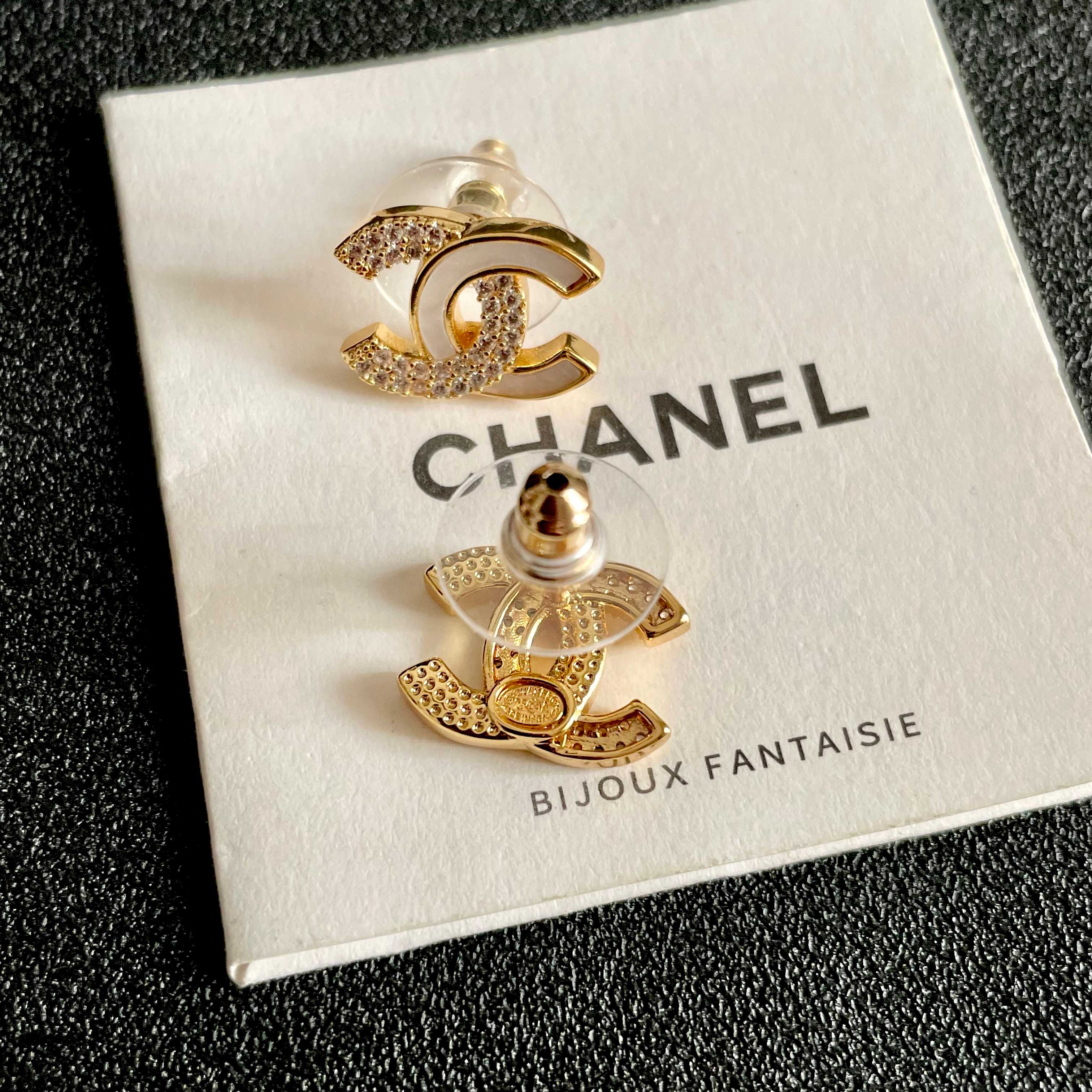 CHANEL 26S DOUBLE C LOGO IVORY ENAMEL & CRYSTAL ROUND STUD EARRINGS IN GOLD METAL 631029