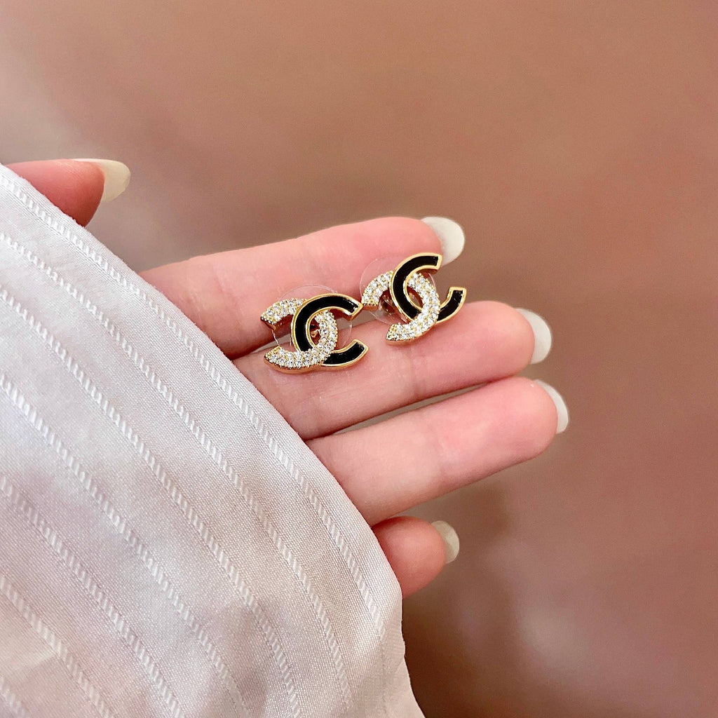 CHANEL 26S DOUBLE C LOGO BLACK ENAMEL & CRYSTAL ROUND STUD EARRINGS IN GOLD METAL 631030