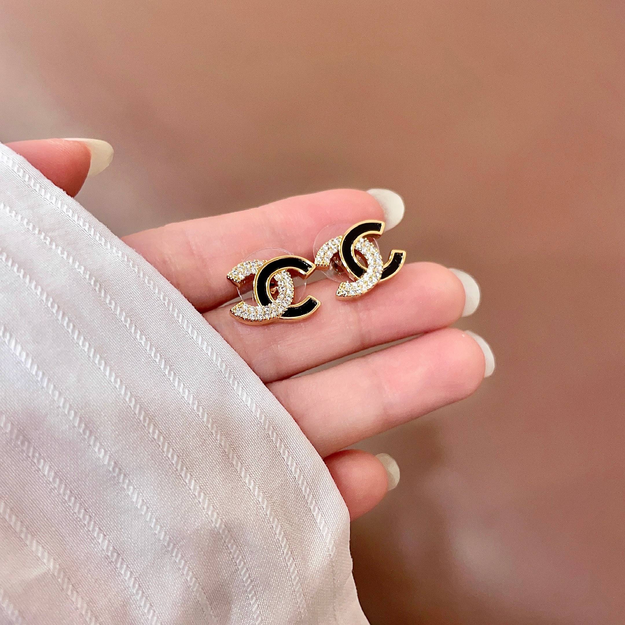 CHANEL 26S DOUBLE C LOGO BLACK ENAMEL & CRYSTAL ROUND STUD EARRINGS IN GOLD METAL 631030