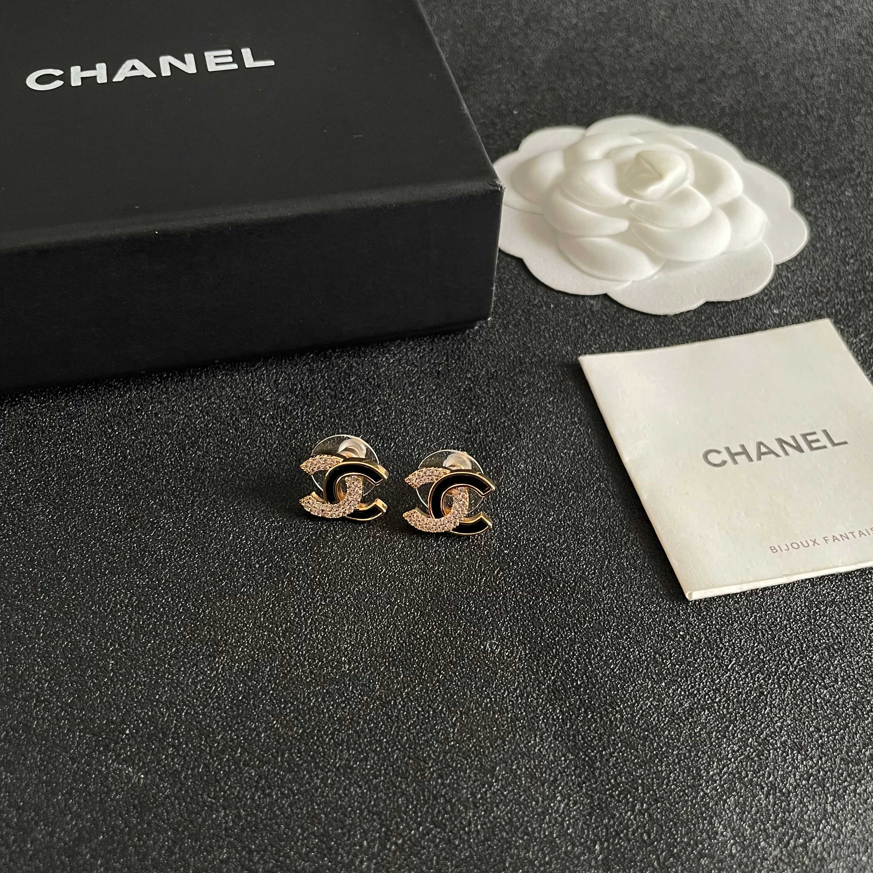 CHANEL 26S DOUBLE C LOGO BLACK ENAMEL & CRYSTAL ROUND STUD EARRINGS IN GOLD METAL 631030