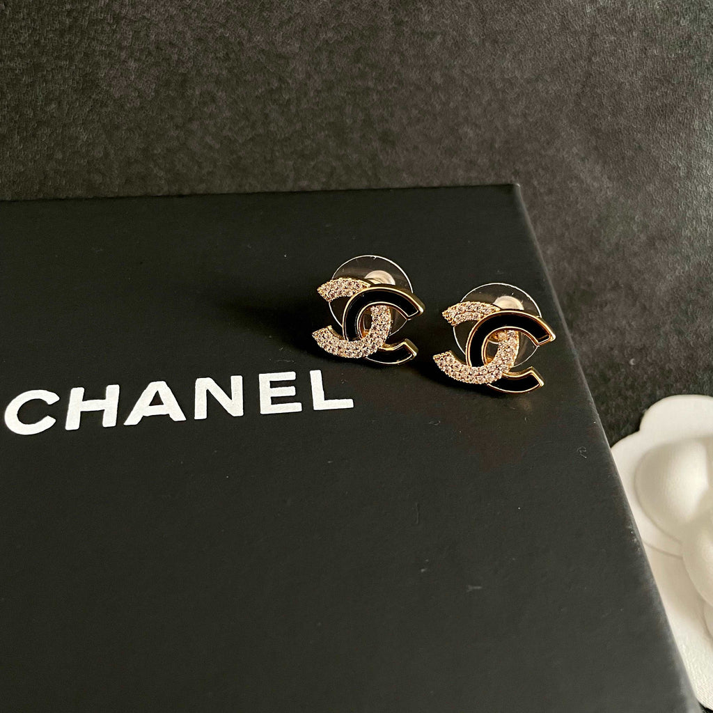 CHANEL 26S DOUBLE C LOGO BLACK ENAMEL & CRYSTAL ROUND STUD EARRINGS IN GOLD METAL 631030