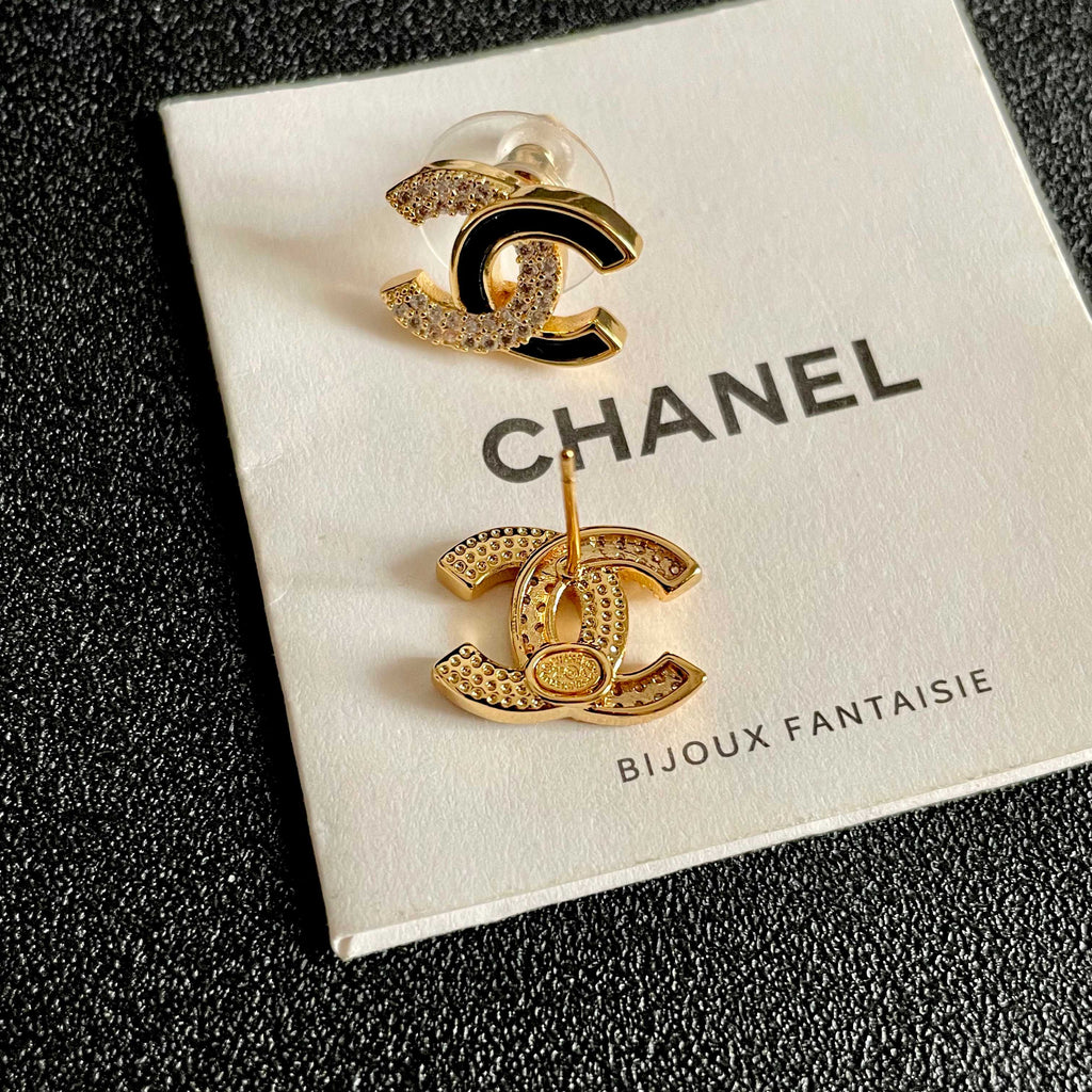 CHANEL 26S DOUBLE C LOGO BLACK ENAMEL & CRYSTAL ROUND STUD EARRINGS IN GOLD METAL 631030