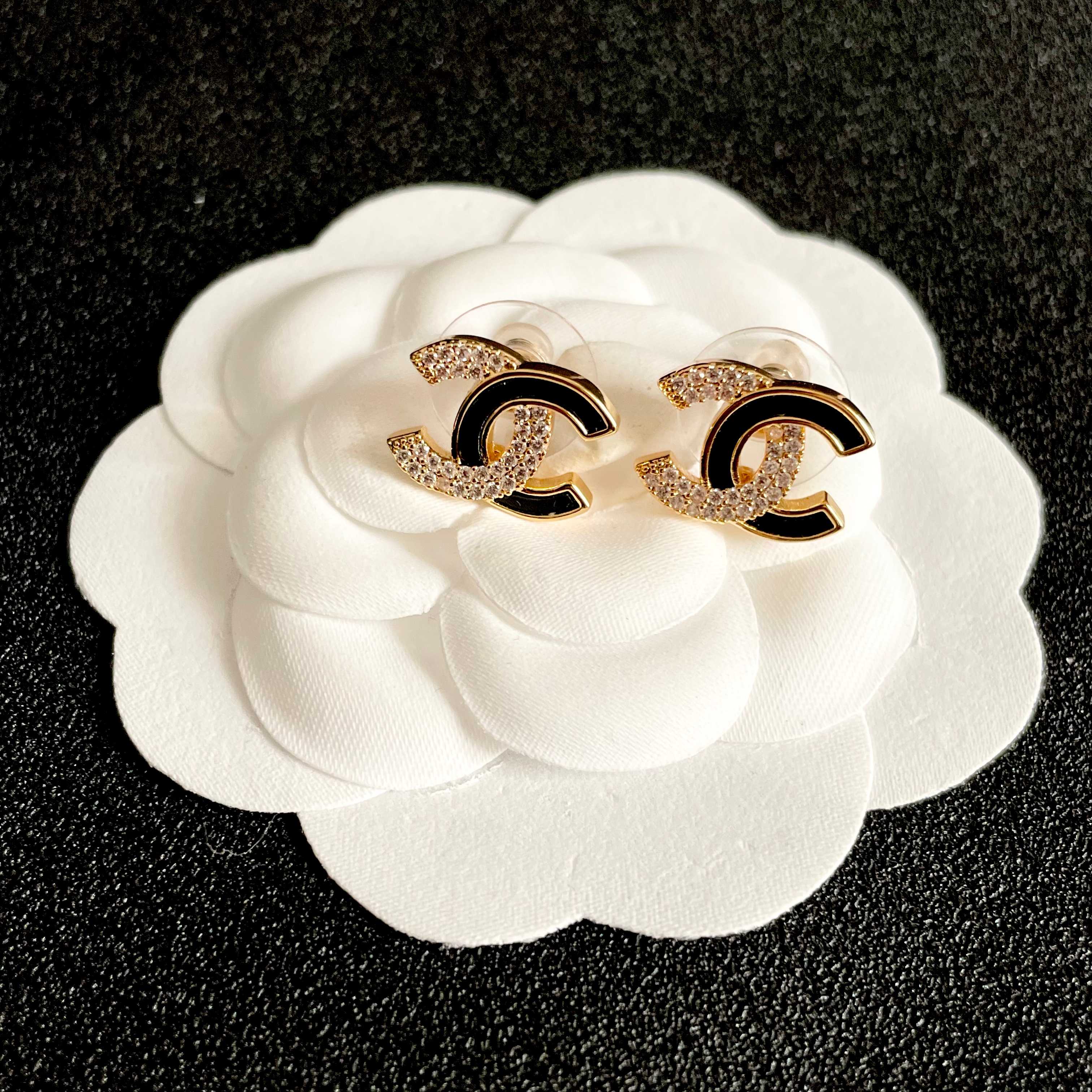 CHANEL 26S DOUBLE C LOGO BLACK ENAMEL & CRYSTAL ROUND STUD EARRINGS IN GOLD METAL 631030