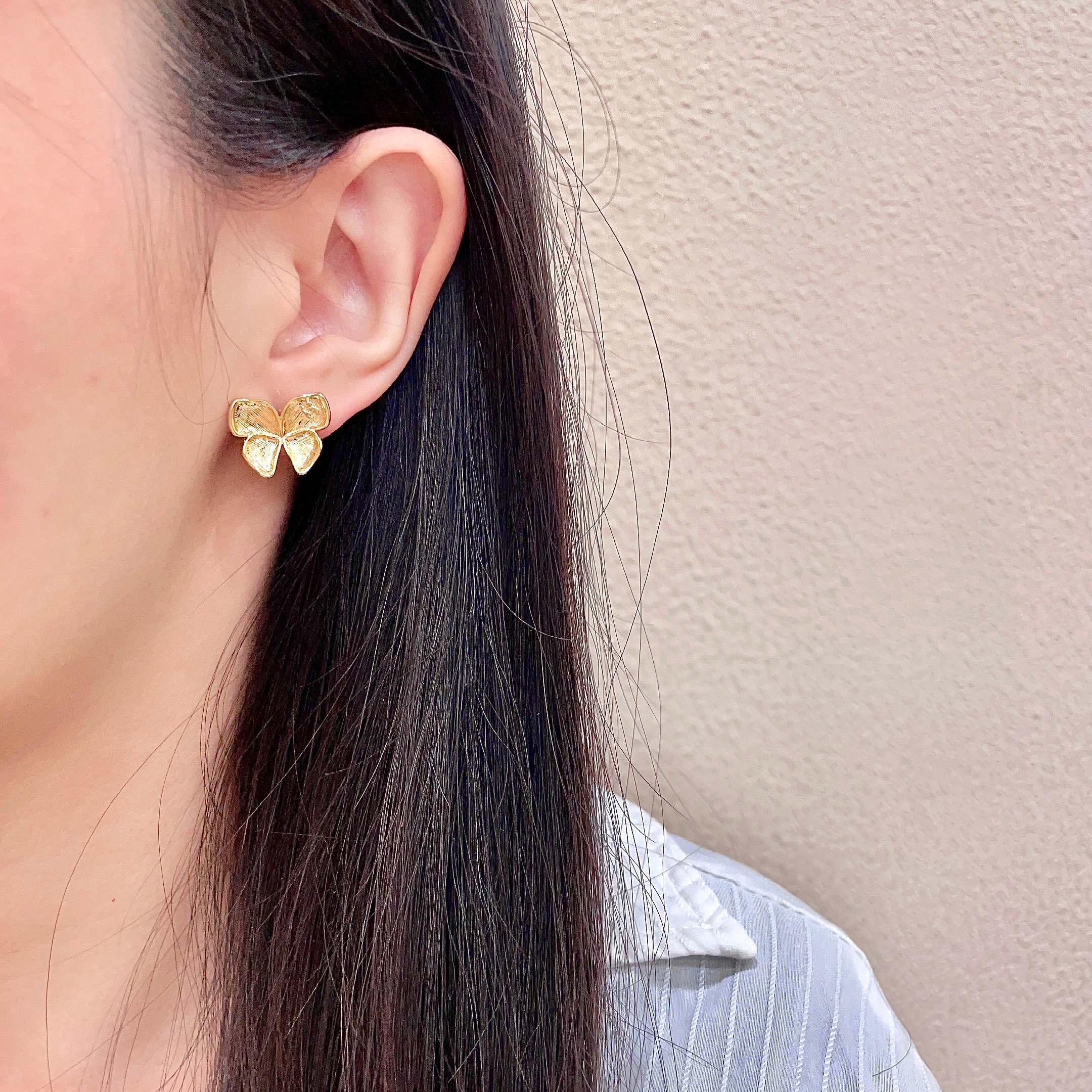 CHANEL 26S FOUR PETAL FLOWER STUD EARRINGS IN GOLD METAL 631031
