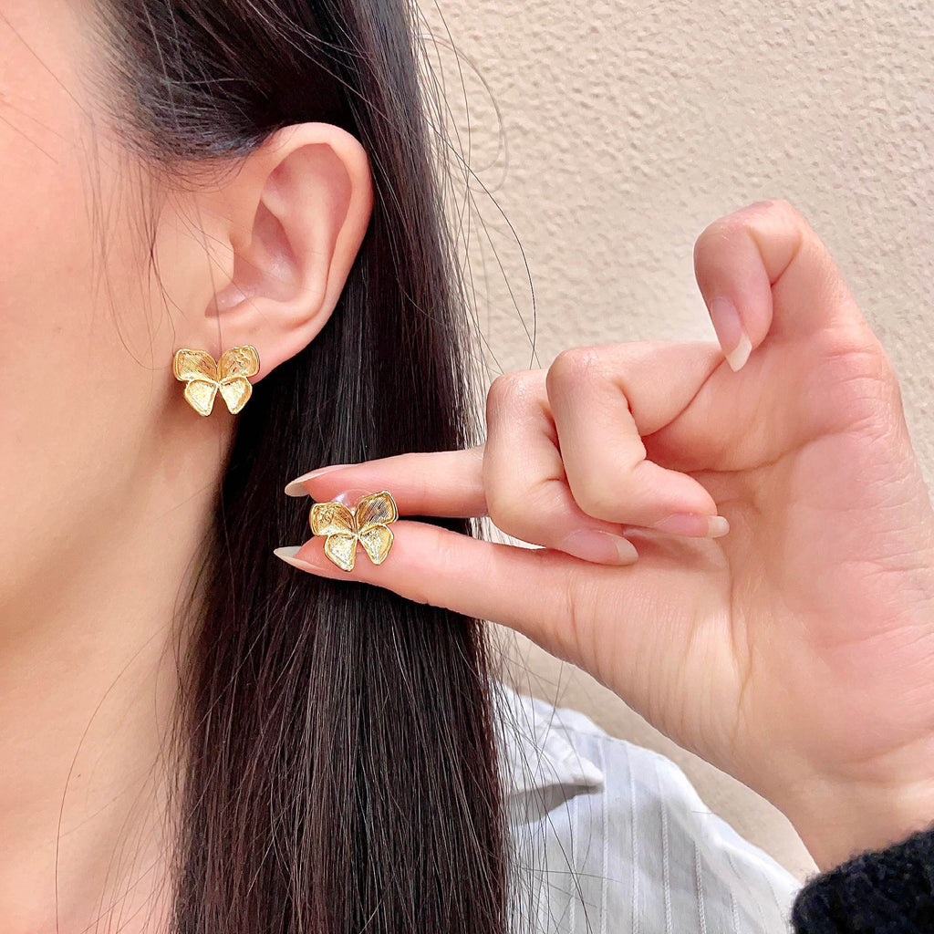 CHANEL 26S FOUR PETAL FLOWER STUD EARRINGS IN GOLD METAL 631031