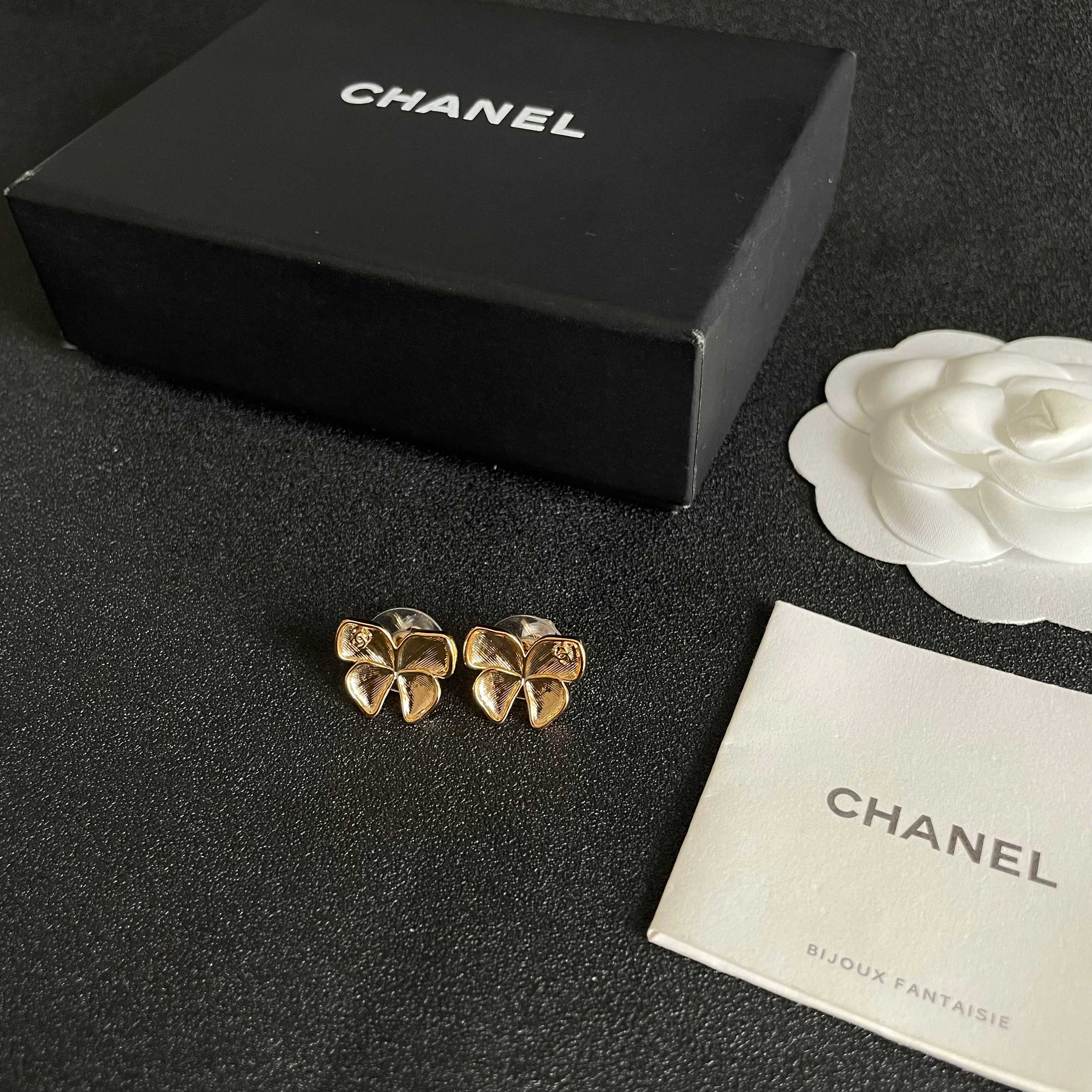 CHANEL 26S FOUR PETAL FLOWER STUD EARRINGS IN GOLD METAL 631031