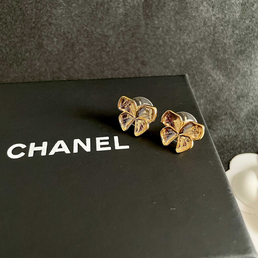 CHANEL 26S FOUR PETAL FLOWER STUD EARRINGS IN GOLD METAL 631031
