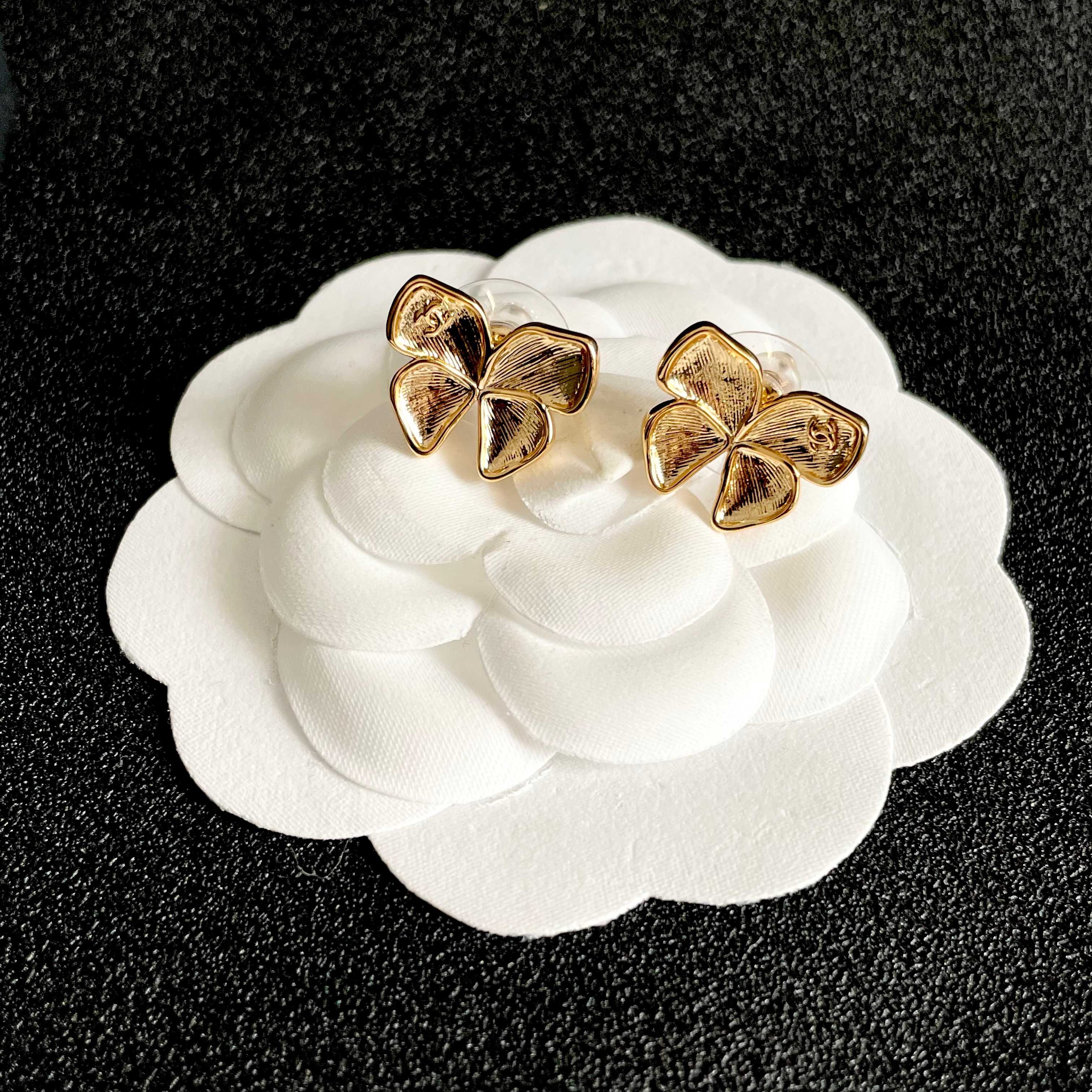CHANEL 26S FOUR PETAL FLOWER STUD EARRINGS IN GOLD METAL 631031