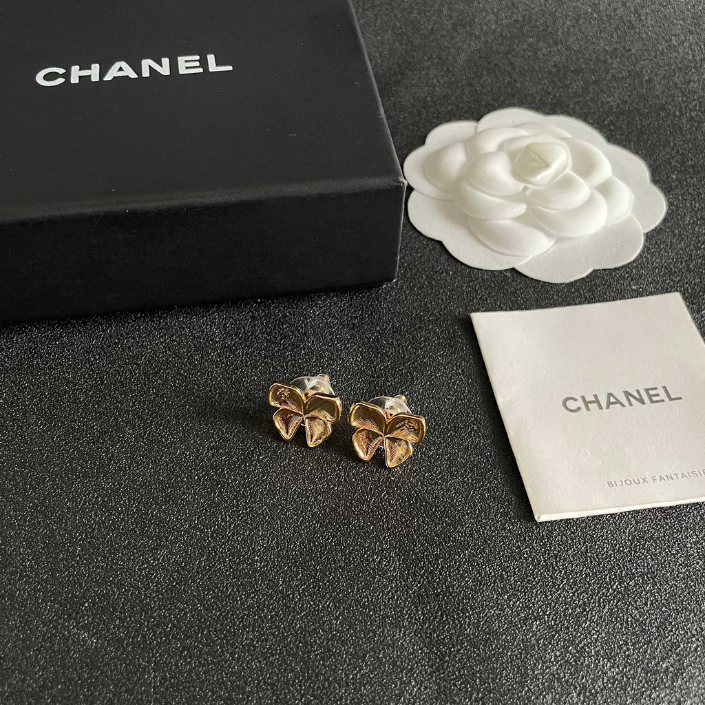 CHANEL 26S FOUR PETAL FLOWER STUD EARRINGS IN GOLD METAL 631031