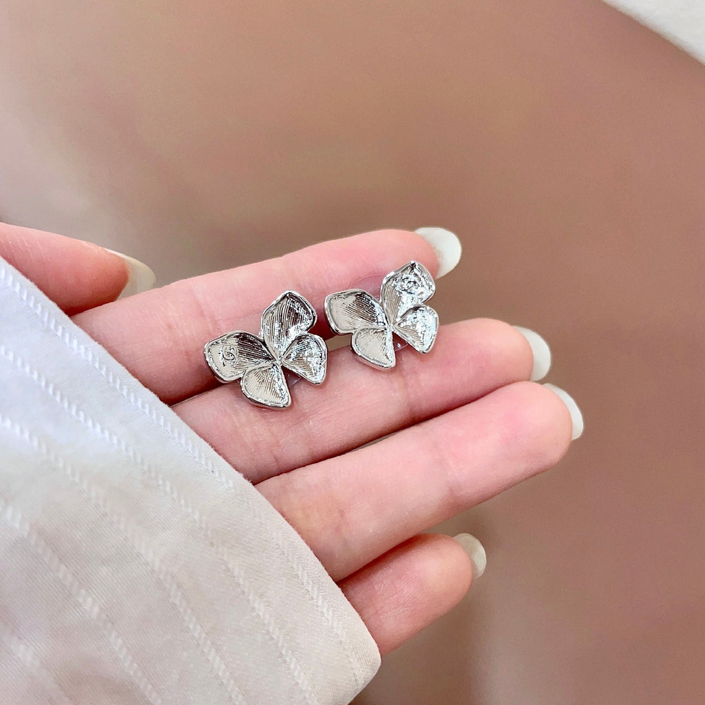 CHANEL 26S FOUR PETAL FLOWER STUD EARRINGS IN SILVER METAL 631032