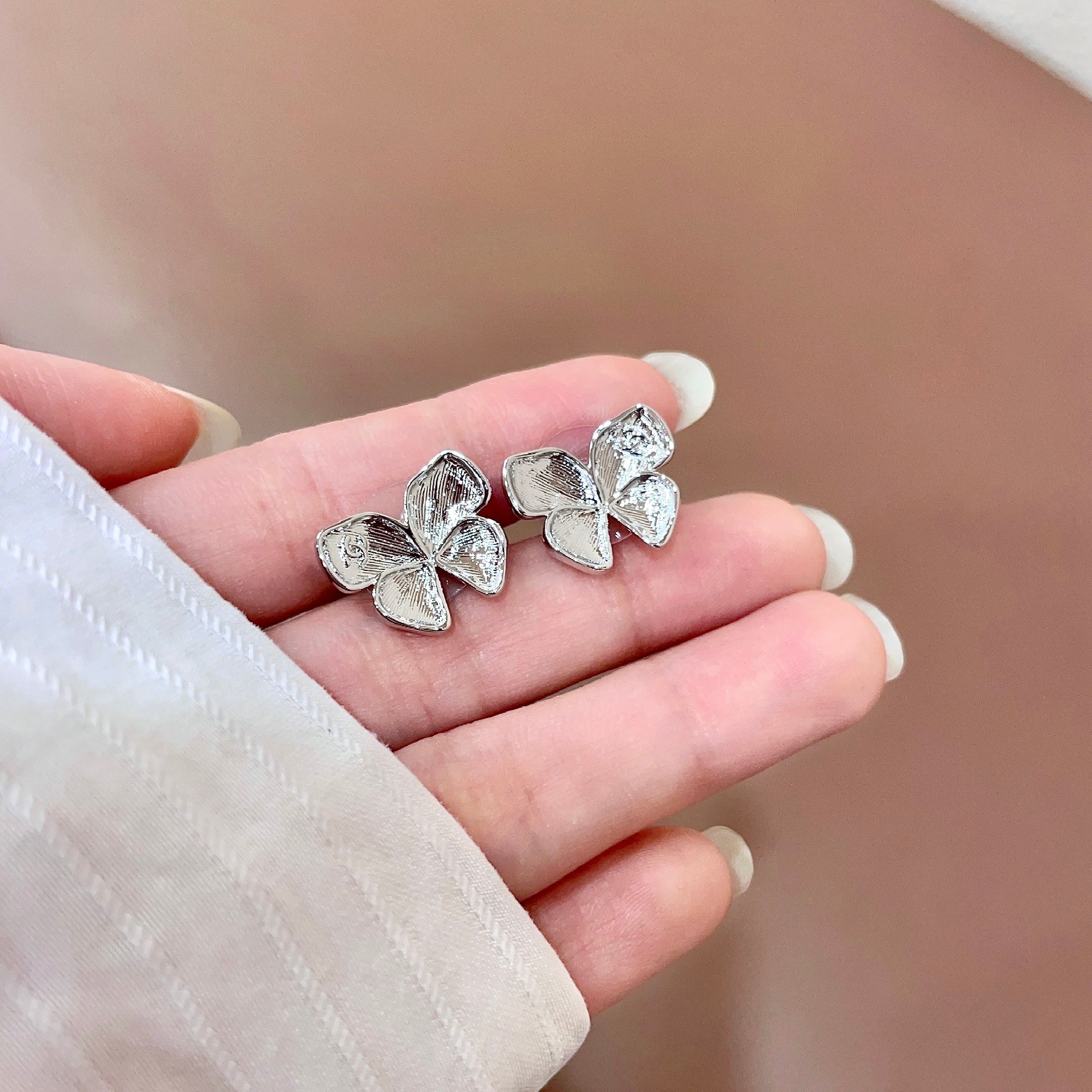 CHANEL 26S FOUR PETAL FLOWER STUD EARRINGS IN SILVER METAL 631032