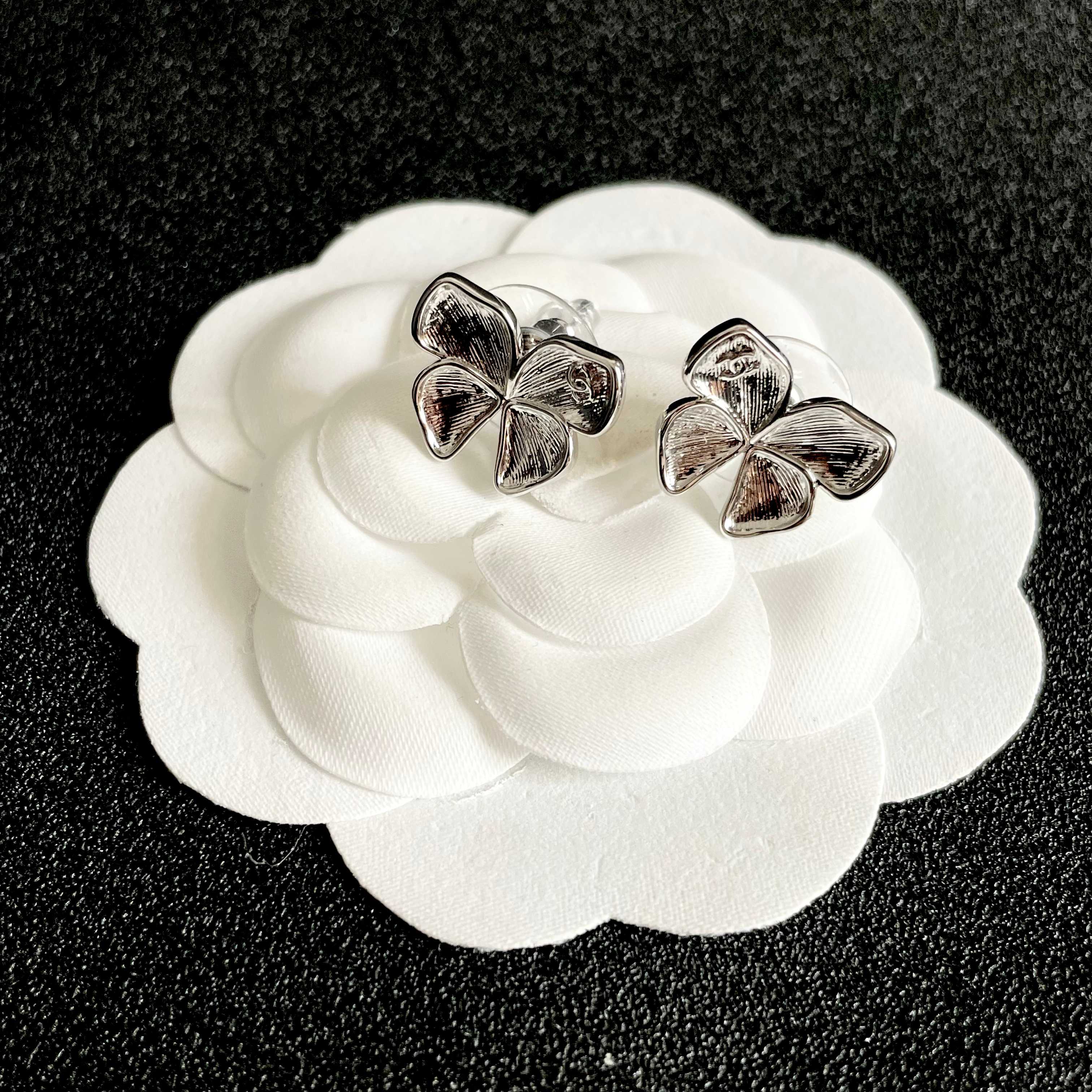 CHANEL 26S FOUR PETAL FLOWER STUD EARRINGS IN SILVER METAL 631032
