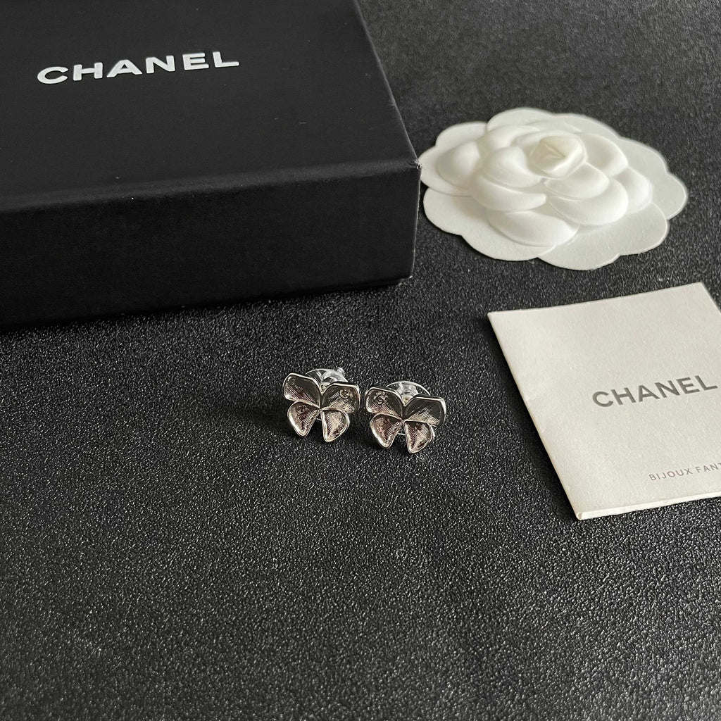 CHANEL 26S FOUR PETAL FLOWER STUD EARRINGS IN SILVER METAL 631032