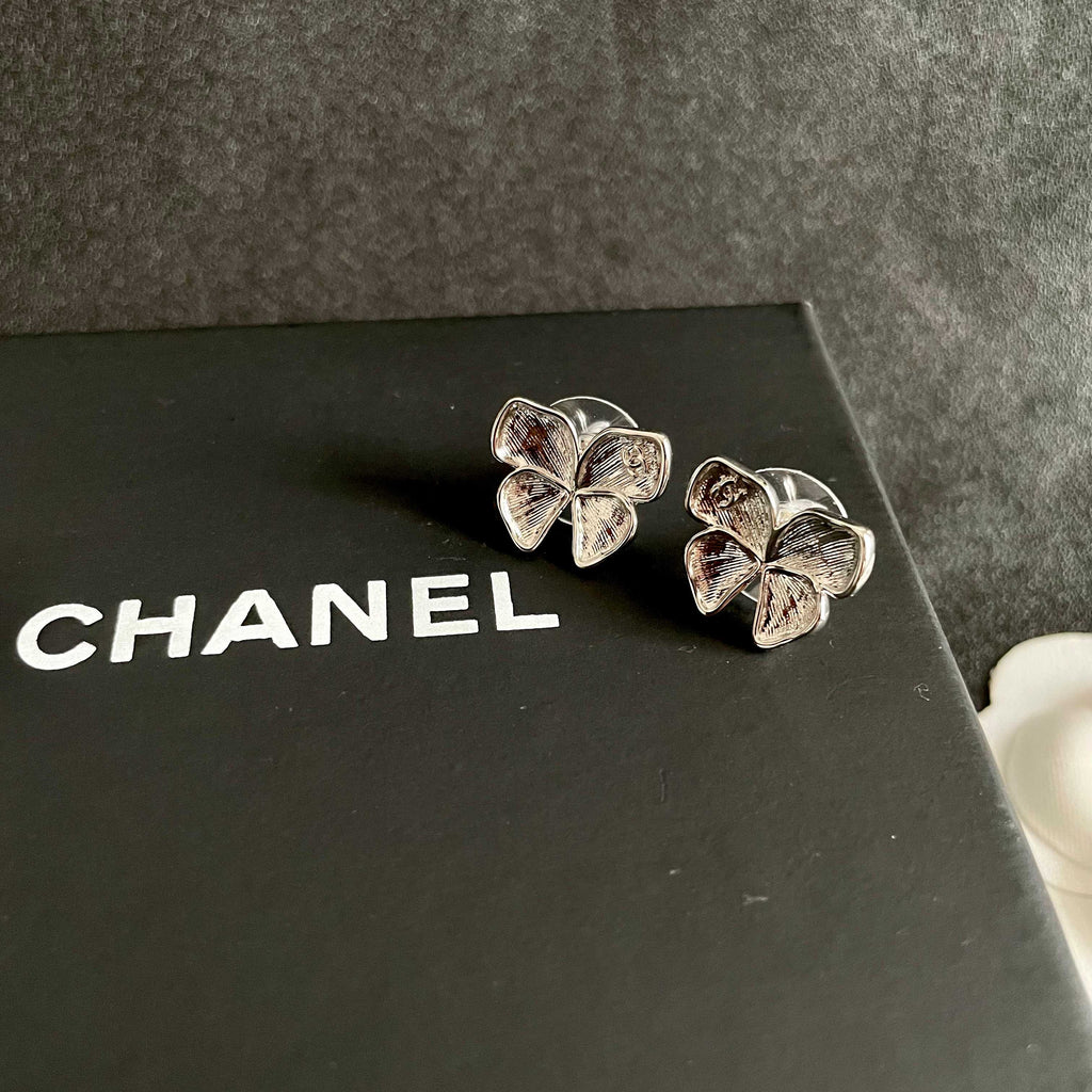 CHANEL 26S FOUR PETAL FLOWER STUD EARRINGS IN SILVER METAL 631032