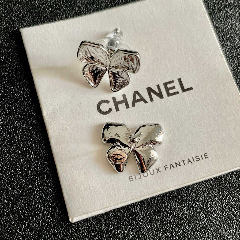 CHANEL 26S FOUR PETAL FLOWER STUD EARRINGS IN SILVER METAL 631032