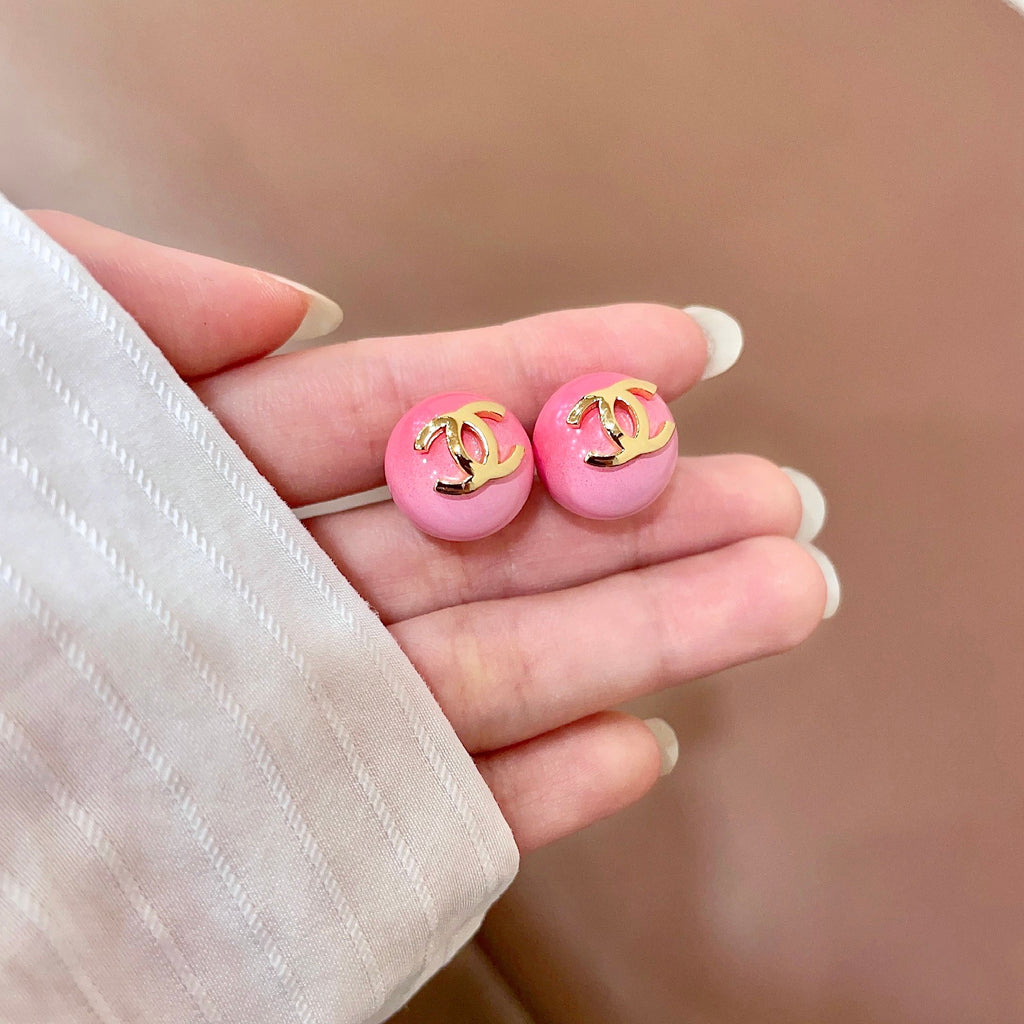CHANEL 26S DOUBLE C LOGO PINK ENAMEL ROUND STUD EARRINGS IN GOLD METAL 631033