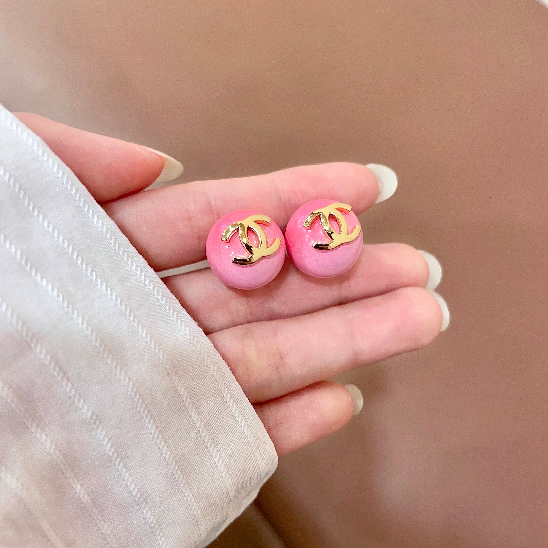 CHANEL 26S DOUBLE C LOGO PINK ENAMEL ROUND STUD EARRINGS IN GOLD METAL 631033