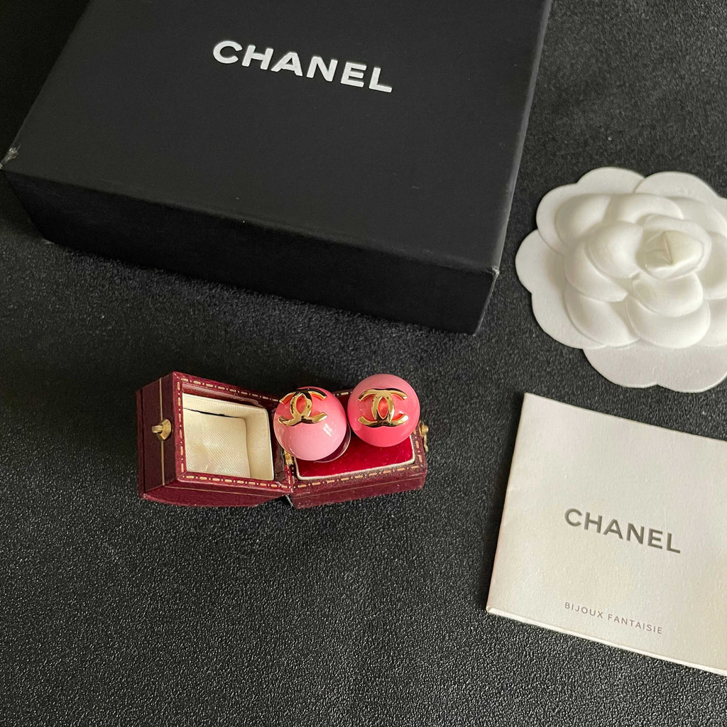 CHANEL 26S DOUBLE C LOGO PINK ENAMEL ROUND STUD EARRINGS IN GOLD METAL 631033