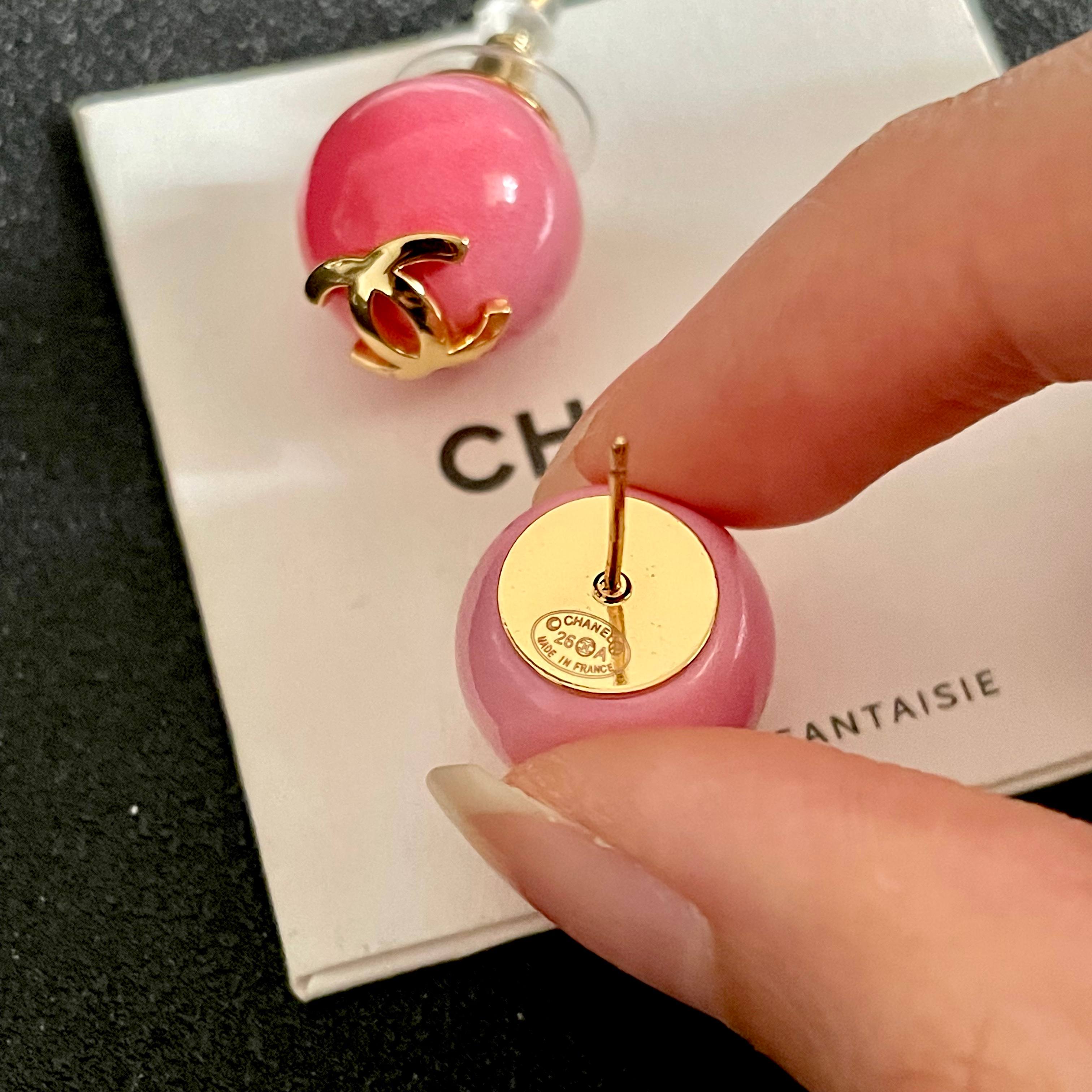 CHANEL 26S DOUBLE C LOGO PINK ENAMEL ROUND STUD EARRINGS IN GOLD METAL 631033