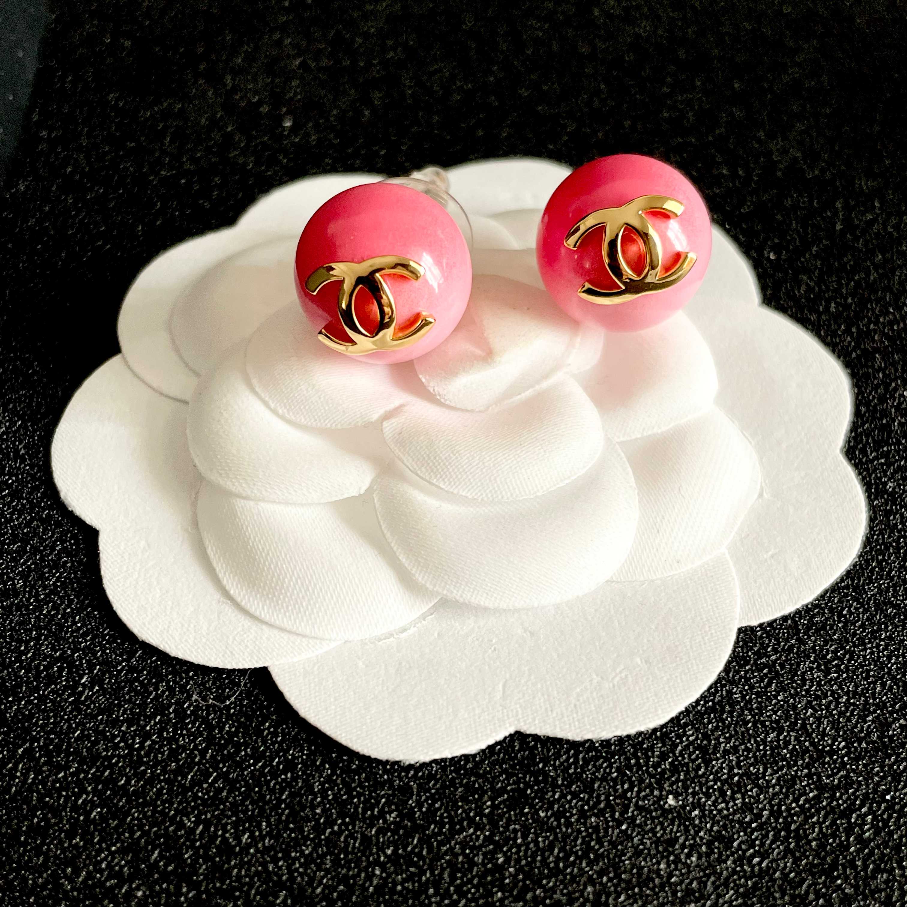 CHANEL 26S DOUBLE C LOGO PINK ENAMEL ROUND STUD EARRINGS IN GOLD METAL 631033