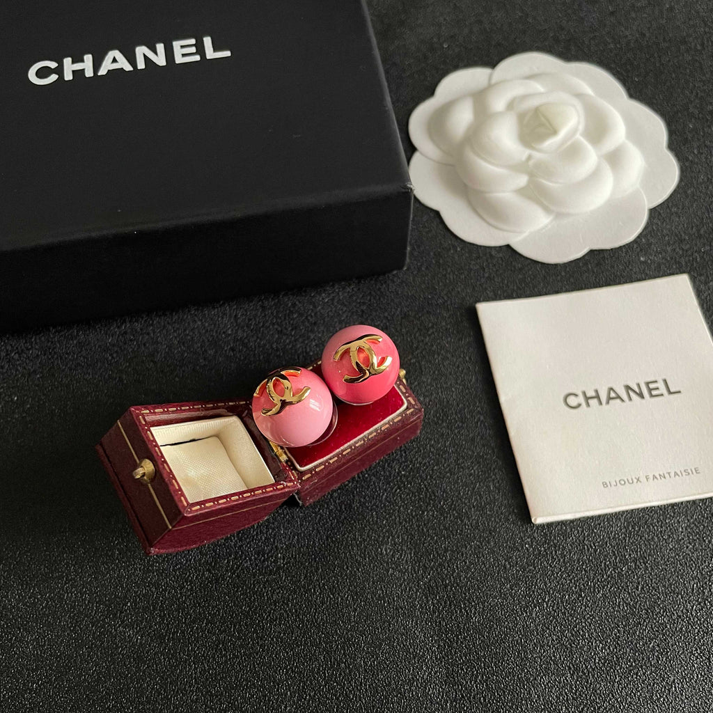 CHANEL 26S DOUBLE C LOGO PINK ENAMEL ROUND STUD EARRINGS IN GOLD METAL 631033