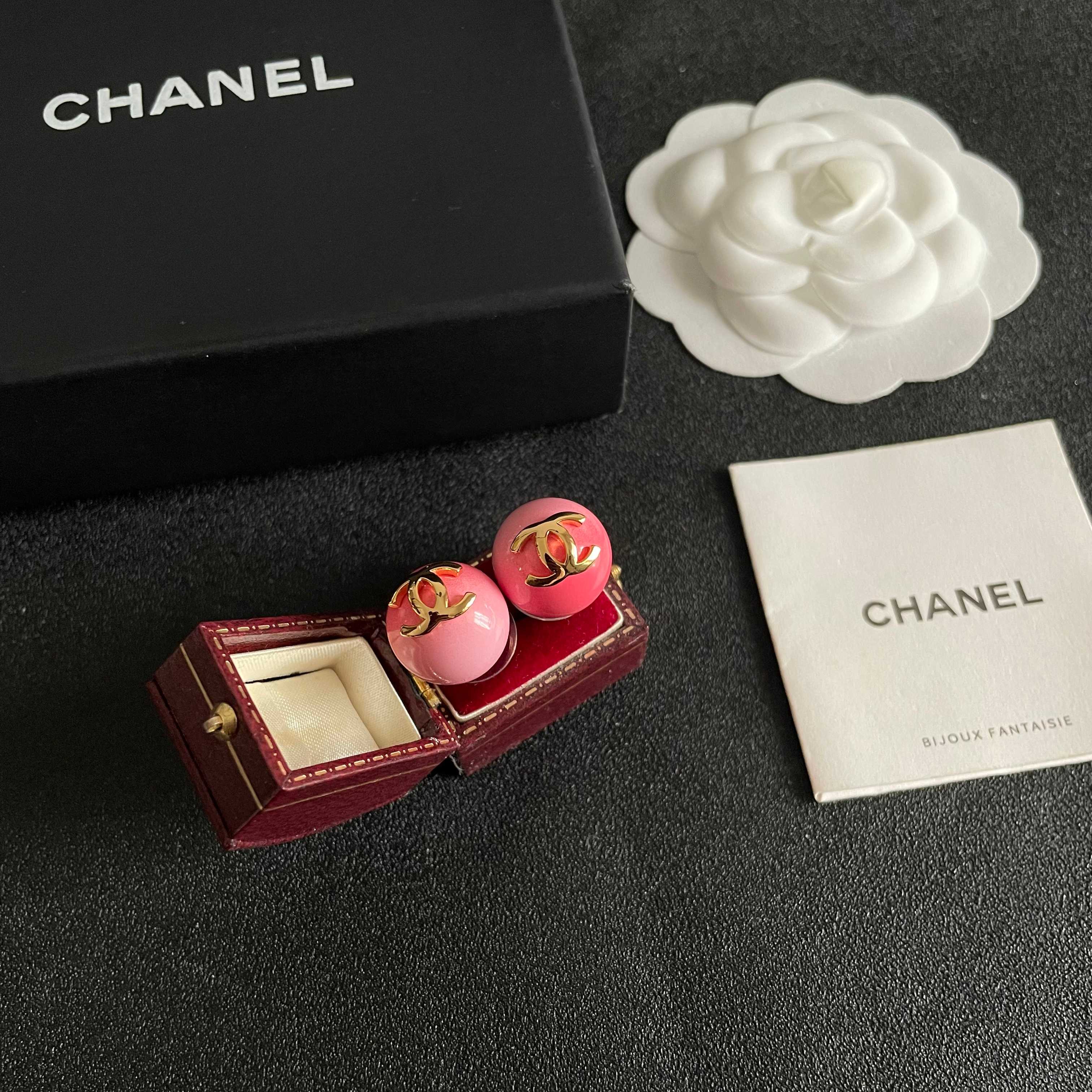 CHANEL 26S DOUBLE C LOGO PINK ENAMEL ROUND STUD EARRINGS IN GOLD METAL 631033