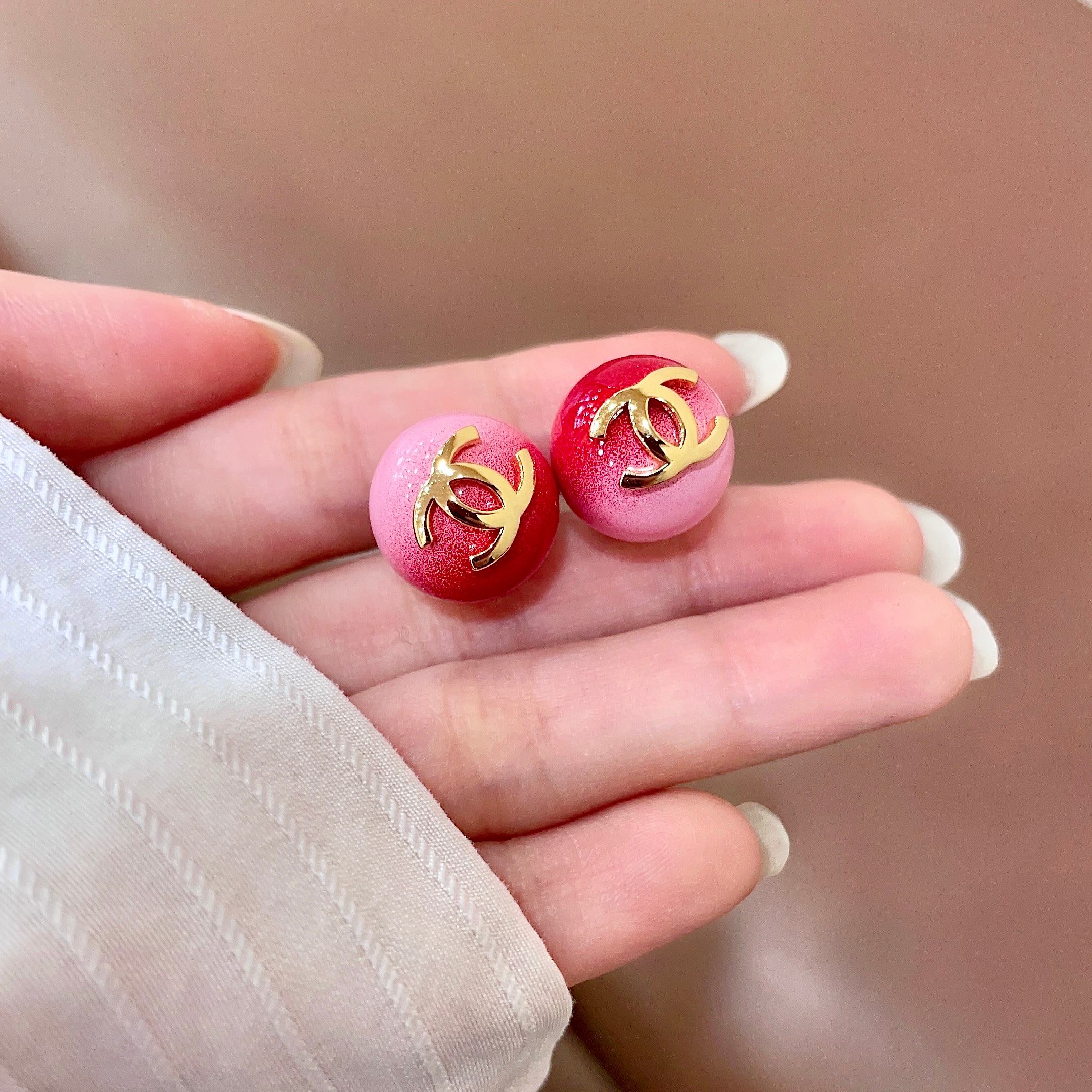 CHANEL 26S DOUBLE C LOGO RED PINK OMBRE ENAMEL ROUND STUD EARRINGS IN GOLD METAL 631036